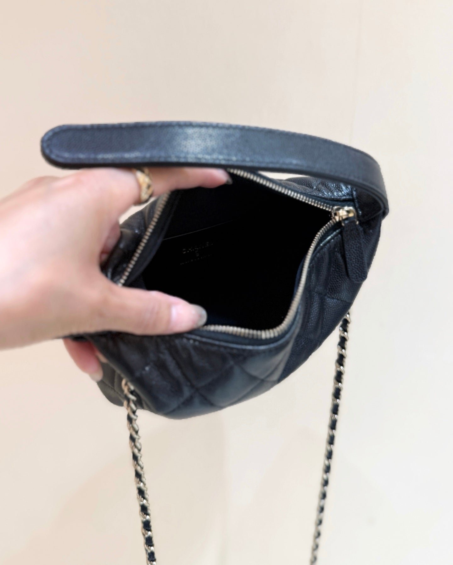 {Style No: 4ZVIHIXG} CHANEL 25S HOBO BAG 21 IN BLACK GRAINED CALFSKIN EMBELLISHED LOGO - Image 5