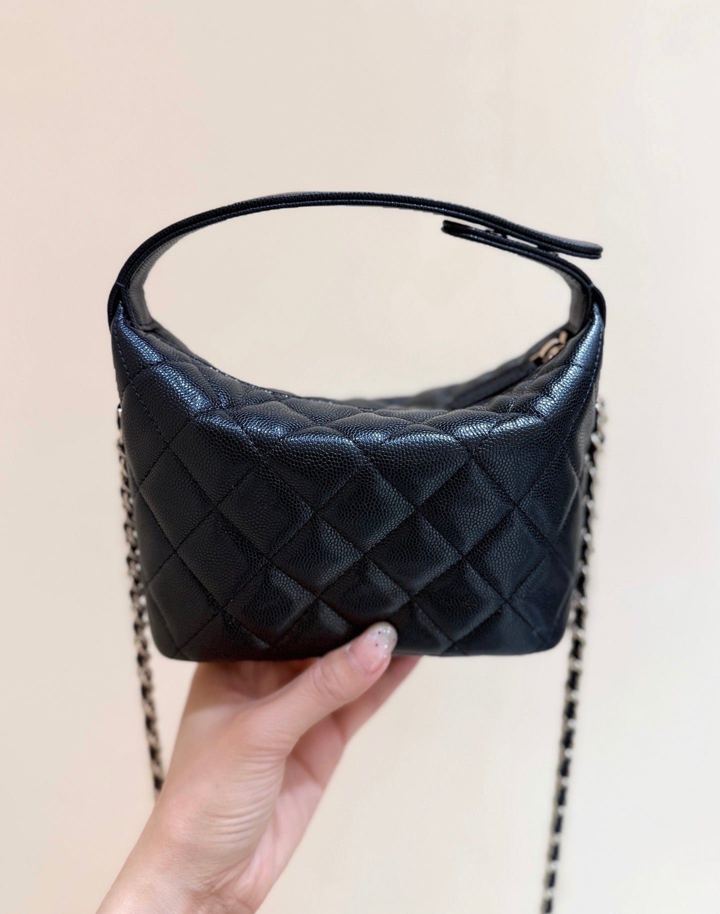 {Style No: 4ZVIHIXG} CHANEL 25S HOBO BAG 21 IN BLACK GRAINED CALFSKIN EMBELLISHED LOGO - Image 3