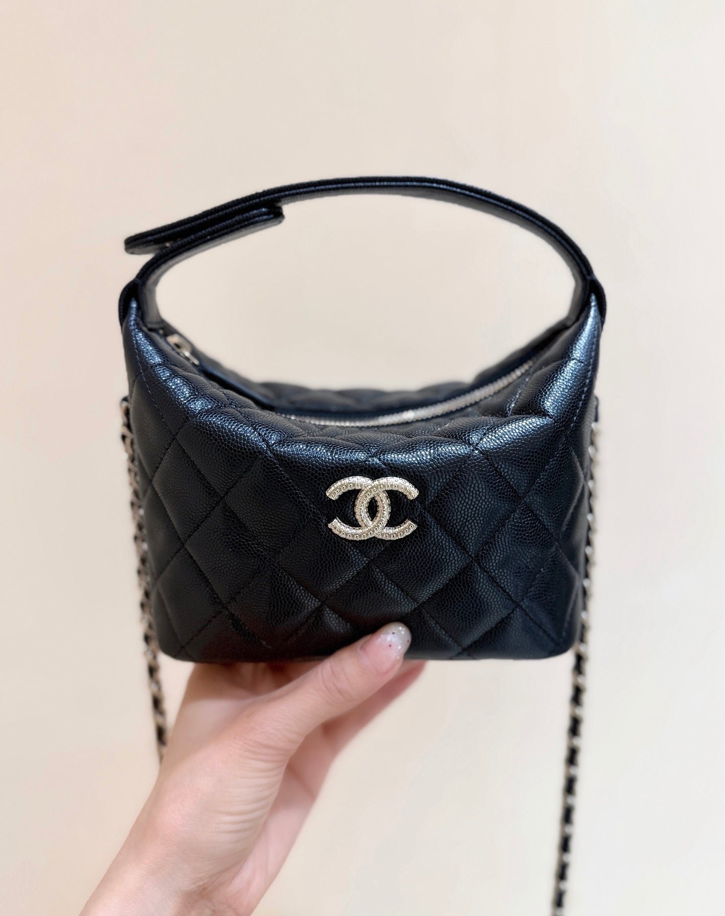 {Style No: 4ZVIHIXG} CHANEL 25S HOBO BAG 21 IN BLACK GRAINED CALFSKIN EMBELLISHED LOGO - Image 2