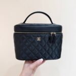 {Style No: 3BEHE2K2} CHANEL 25S VANITY TOP HANDLE CASE 21 IN BLACK CALFSKIN