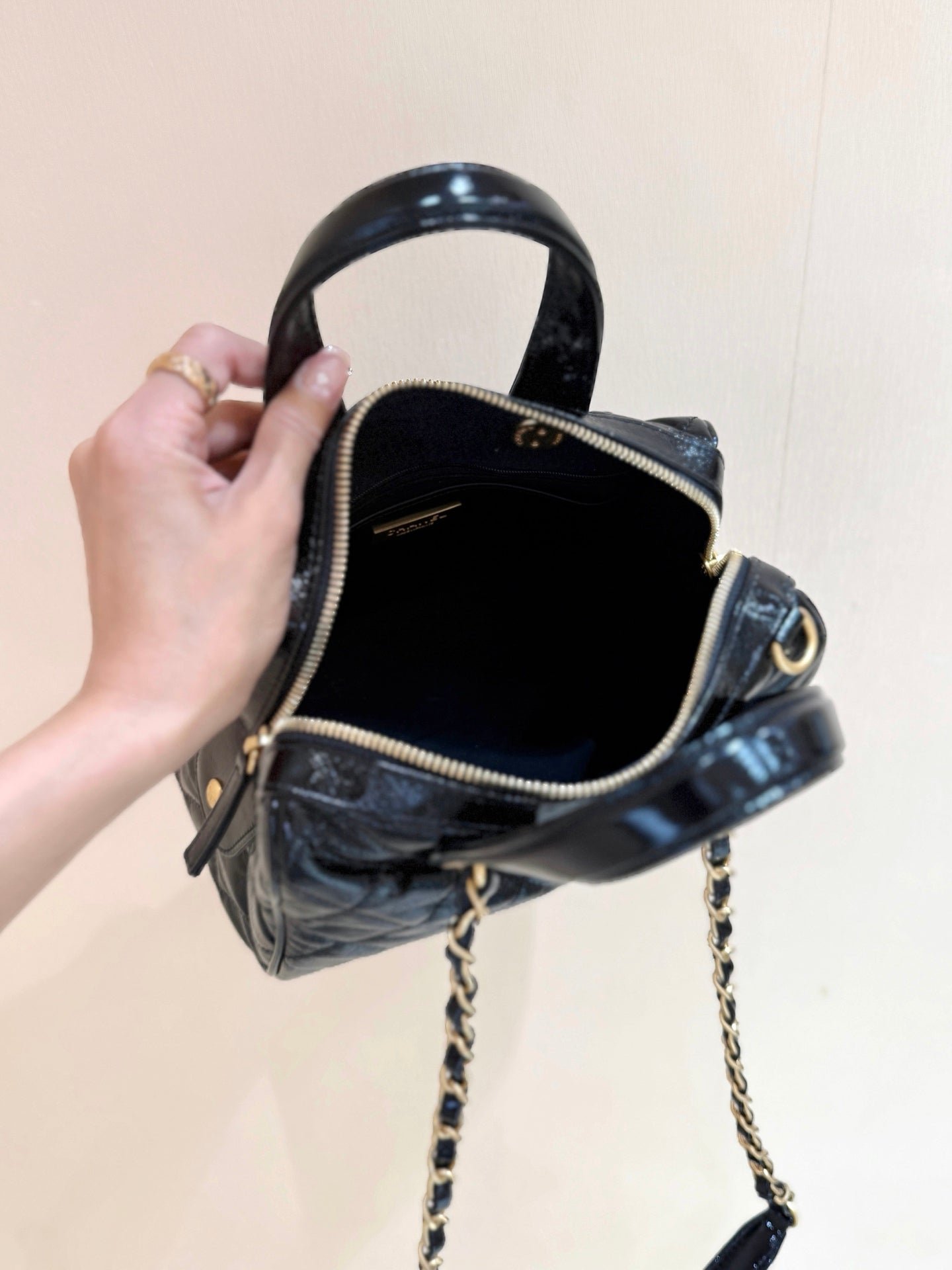 {Style No: BNK44I7T} CHANEL 25S SMALL BOWLING BAG 21 IN BLACK CALFSKIN GOLD HARDWARE - Image 5