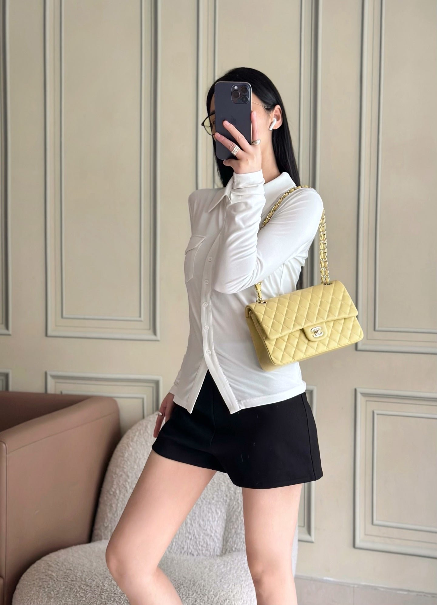 {Style No: NSO4UIP4} CHANEL 25S CLASSIC FLAP BAG 25 CM IN LIGHT YELLOW LAMBSKIN WITH GOLD HARDWARE - Image 9