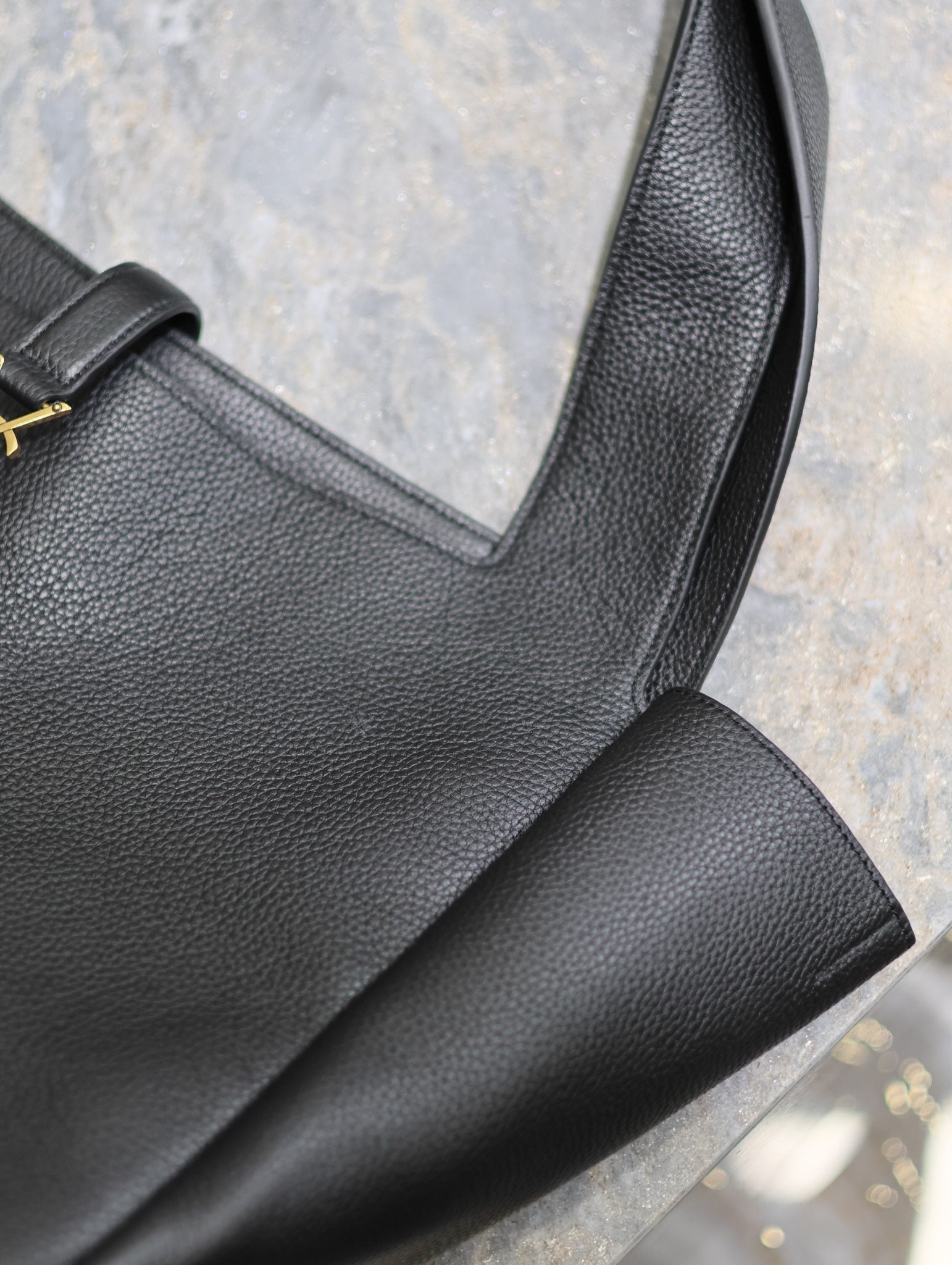 {Style No: OZWJ2AI2} LE 5 À 7 BEA TOTE BAG 50 IN BLACK LAMBSKIN GOLD LOGO - Image 3