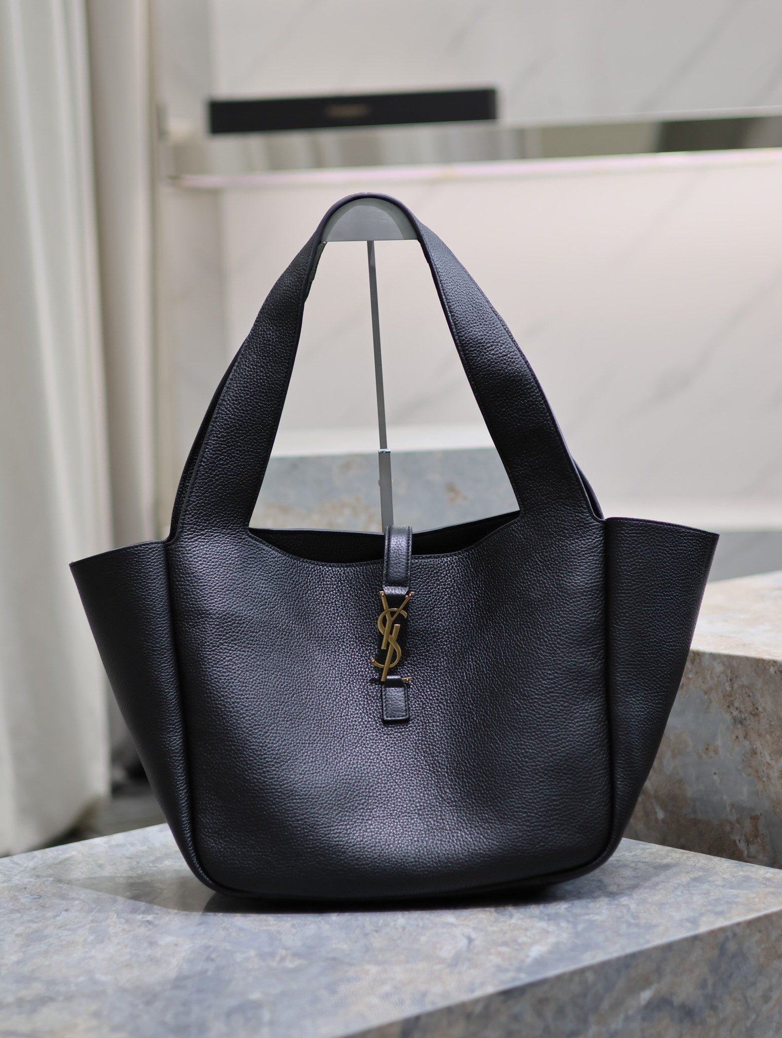 {Style No: OZWJ2AI2} LE 5 À 7 BEA TOTE BAG 50 IN BLACK LAMBSKIN GOLD LOGO - Image 2