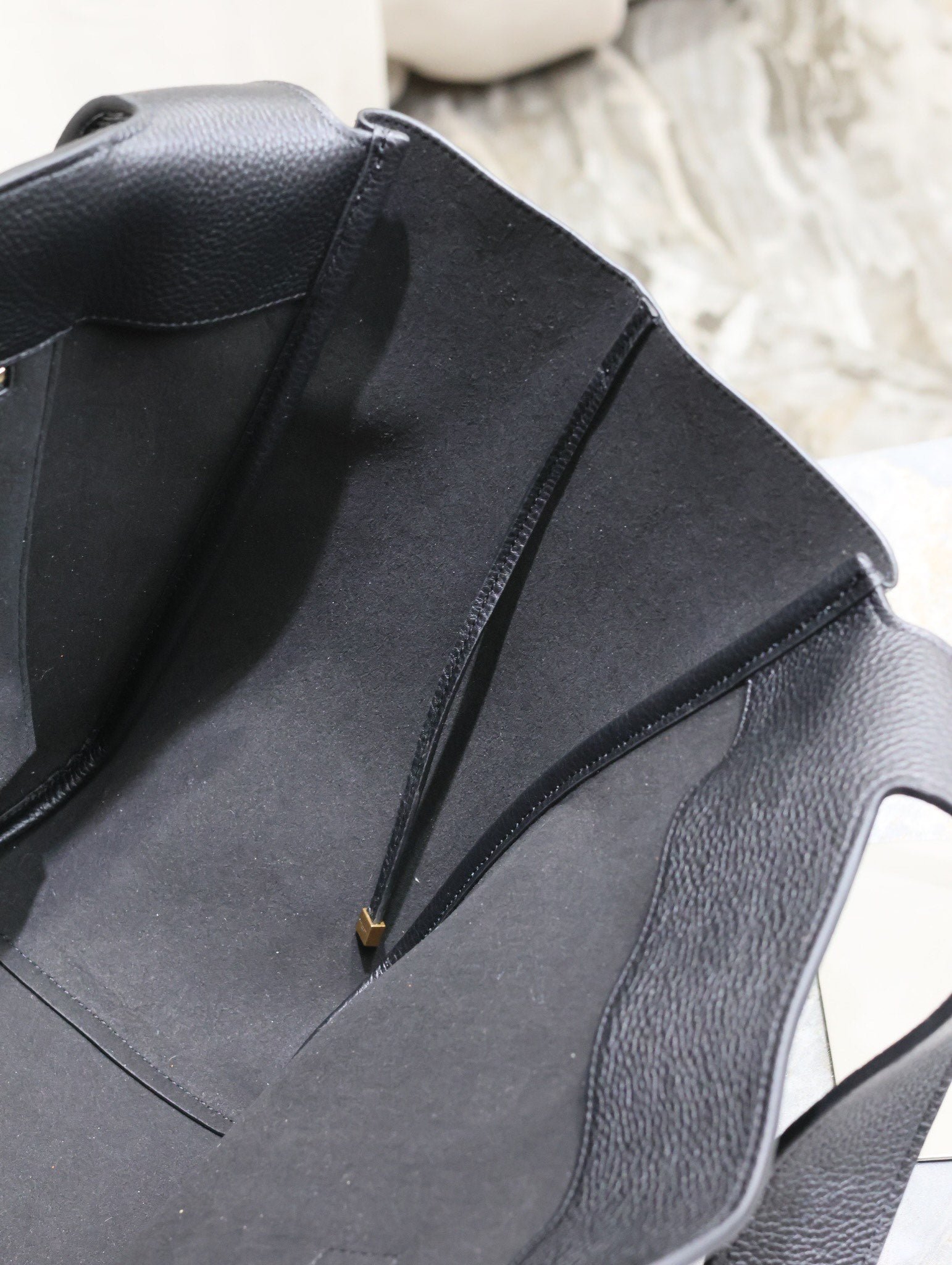{Style No: OZWJ2AI2} LE 5 À 7 BEA TOTE BAG 50 IN BLACK LAMBSKIN GOLD LOGO - Image 4