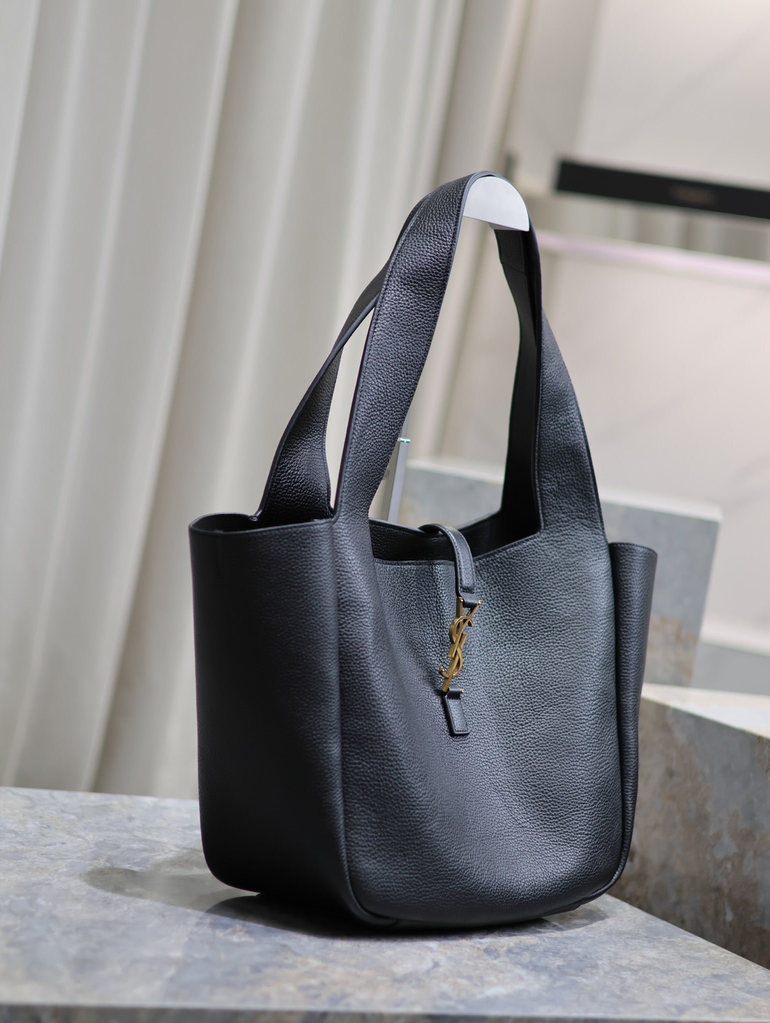 {Style No: OZWJ2AI2} LE 5 À 7 BEA TOTE BAG 50 IN BLACK LAMBSKIN GOLD LOGO - Image 6