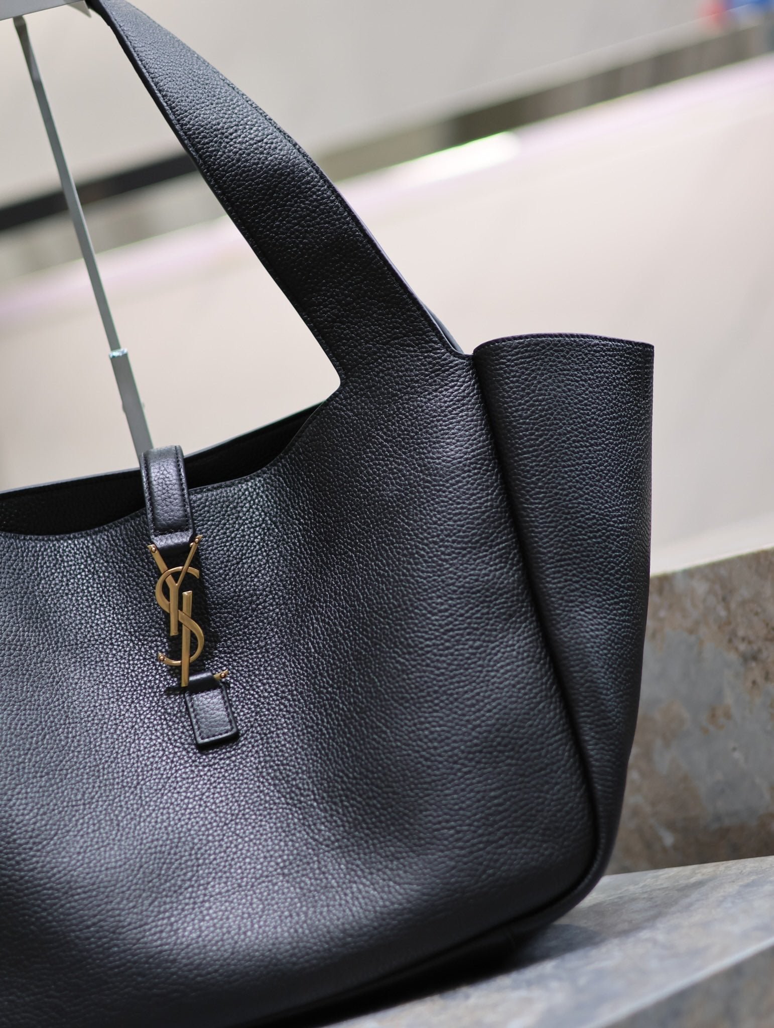 {Style No: OZWJ2AI2} LE 5 À 7 BEA TOTE BAG 50 IN BLACK LAMBSKIN GOLD LOGO - Image 7