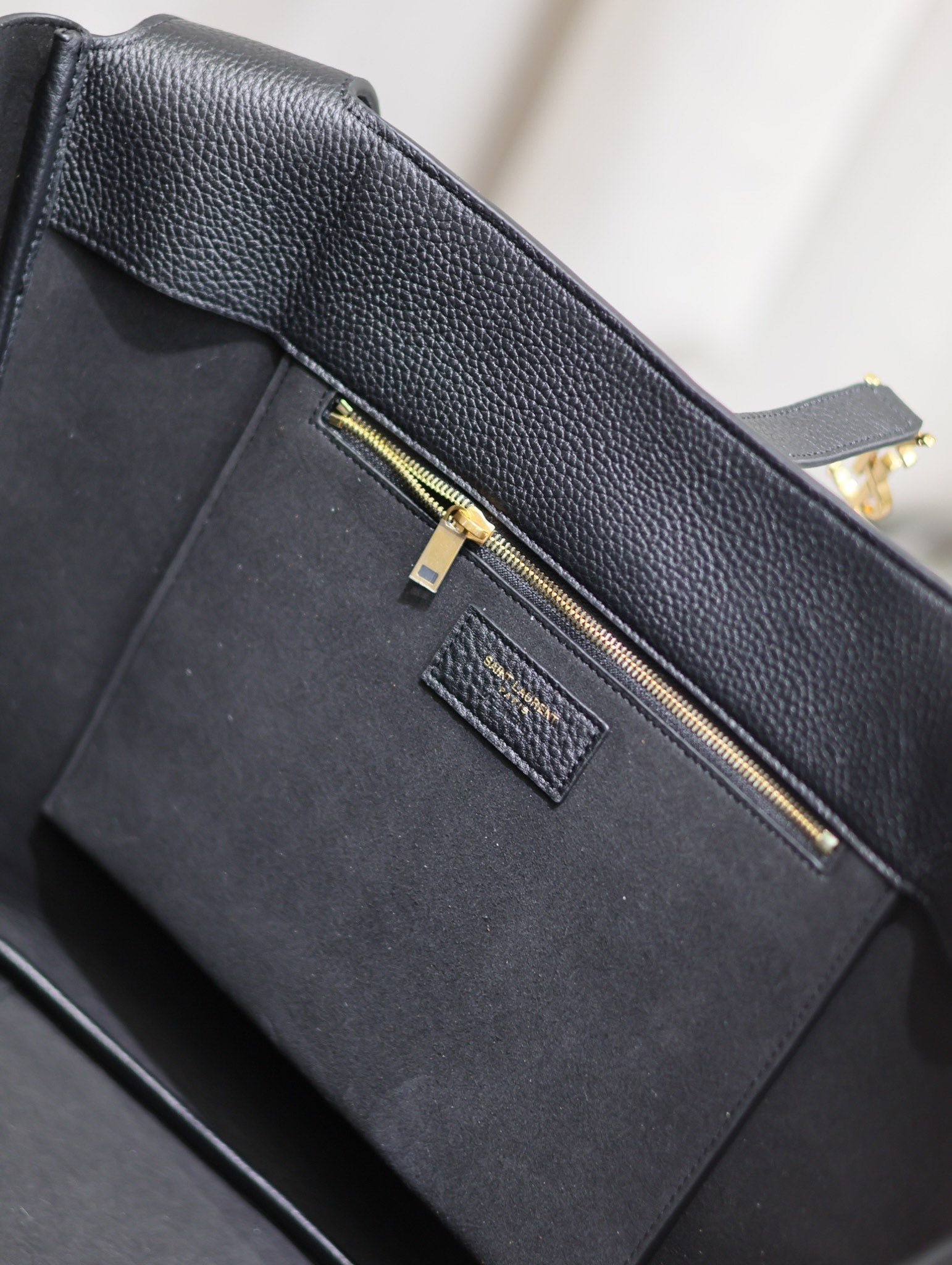 {Style No: OZWJ2AI2} LE 5 À 7 BEA TOTE BAG 50 IN BLACK LAMBSKIN GOLD LOGO - Image 8