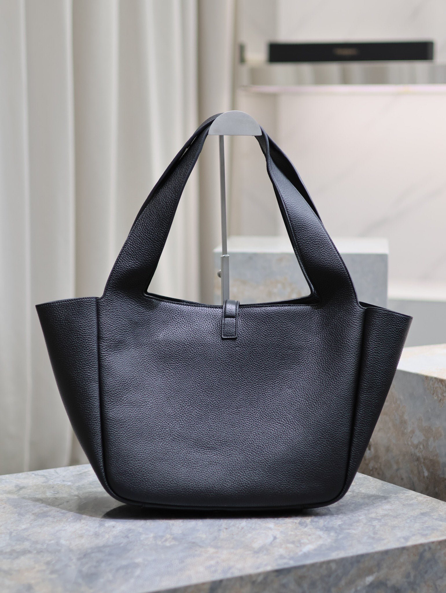 {Style No: OZWJ2AI2} LE 5 À 7 BEA TOTE BAG 50 IN BLACK LAMBSKIN GOLD LOGO - Image 9