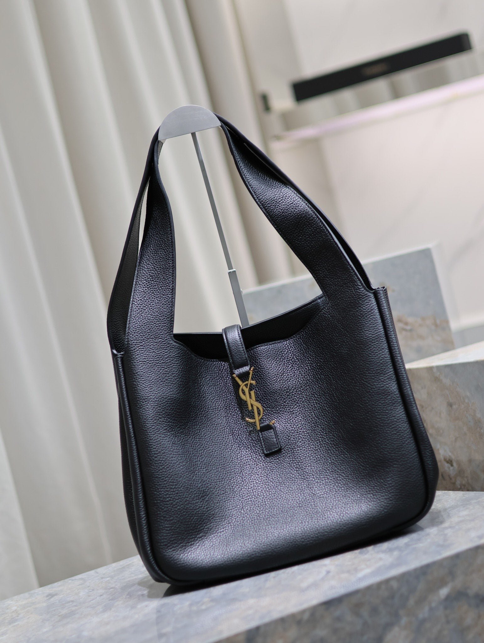 {Style No: OZWJ2AI2} LE 5 À 7 BEA TOTE BAG 50 IN BLACK LAMBSKIN GOLD LOGO - Image 5