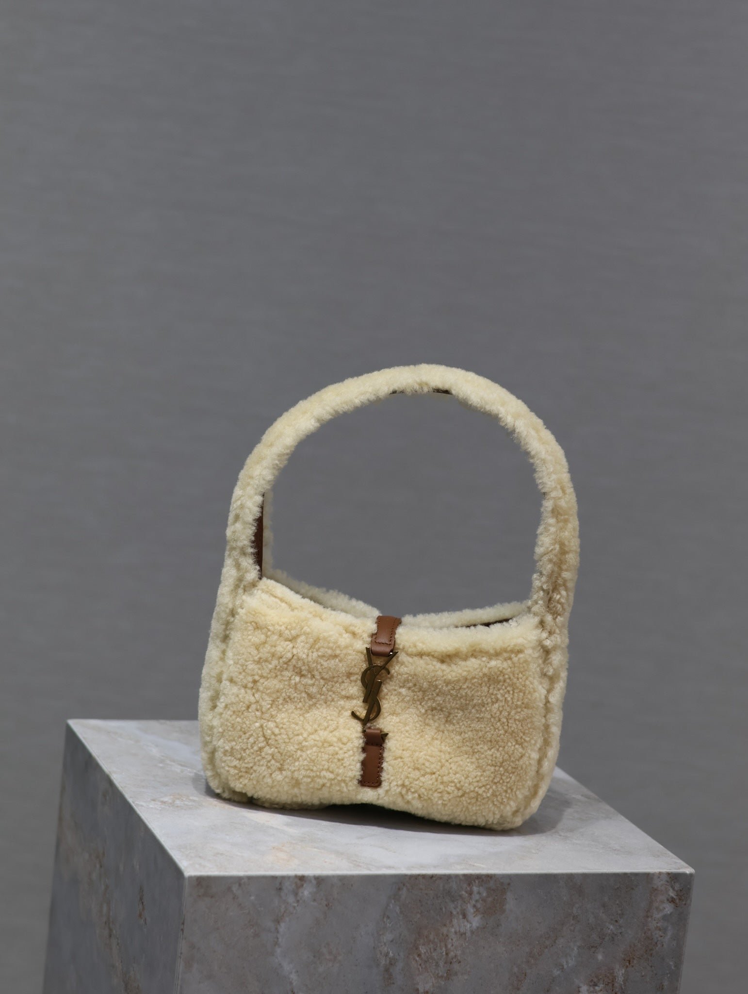 {Style No: KOL6MAA5} LE 5 À 7 MINI BAG 19 IN CREAM SHEARLING AND BROWN CALFSKIN TRIM - Image 4