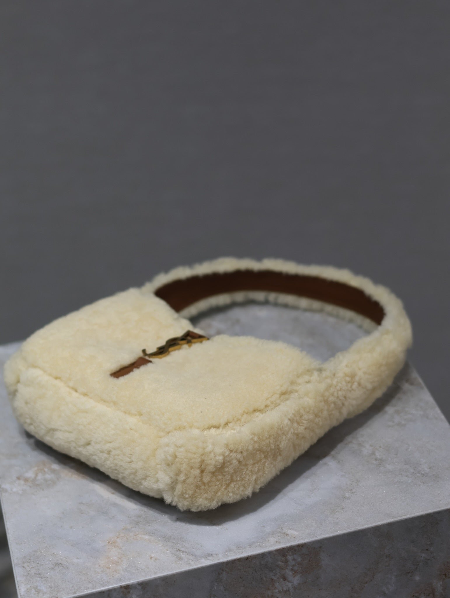{Style No: KOL6MAA5} LE 5 À 7 MINI BAG 19 IN CREAM SHEARLING AND BROWN CALFSKIN TRIM - Image 2