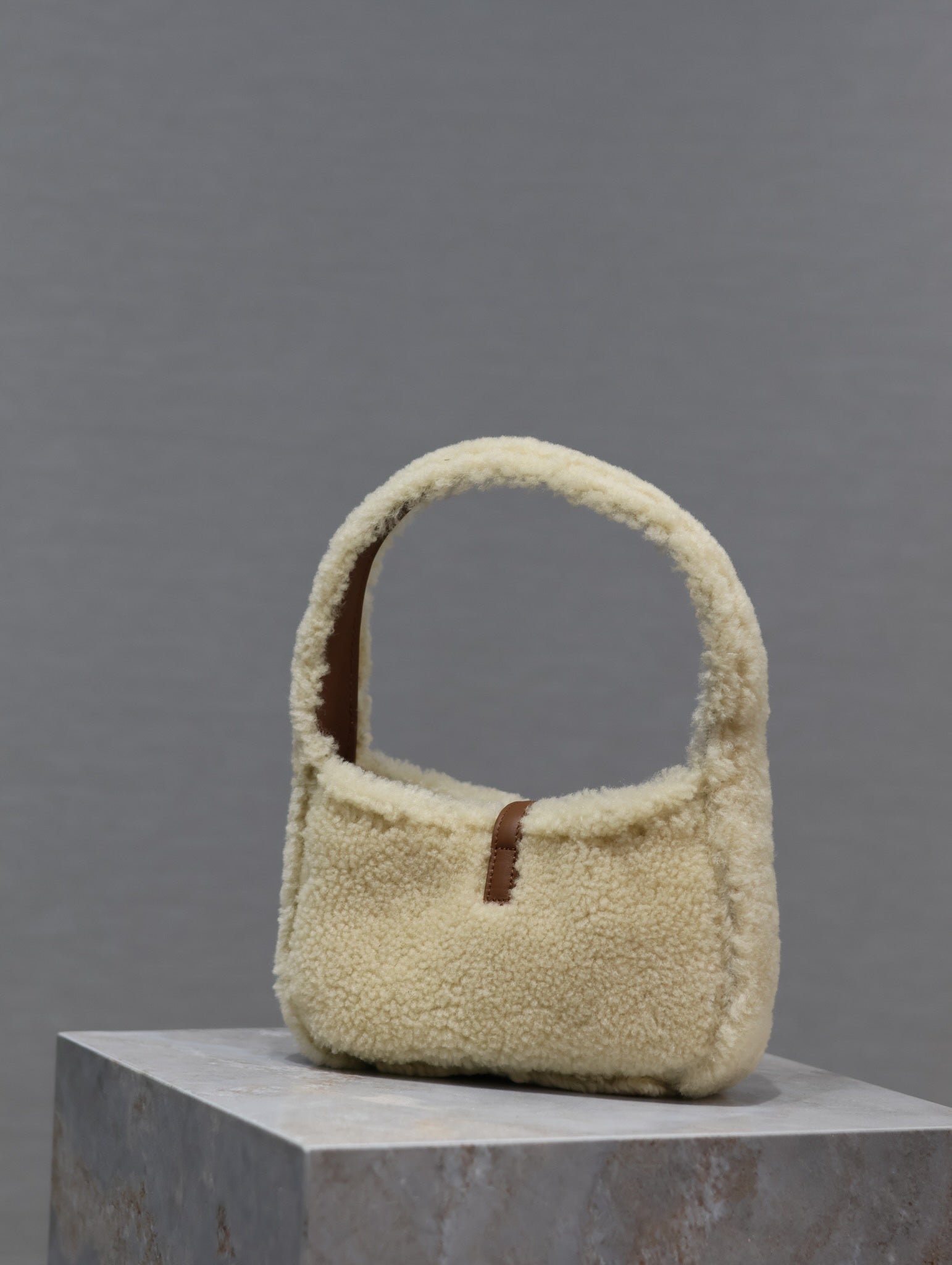 {Style No: KOL6MAA5} LE 5 À 7 MINI BAG 19 IN CREAM SHEARLING AND BROWN CALFSKIN TRIM - Image 5