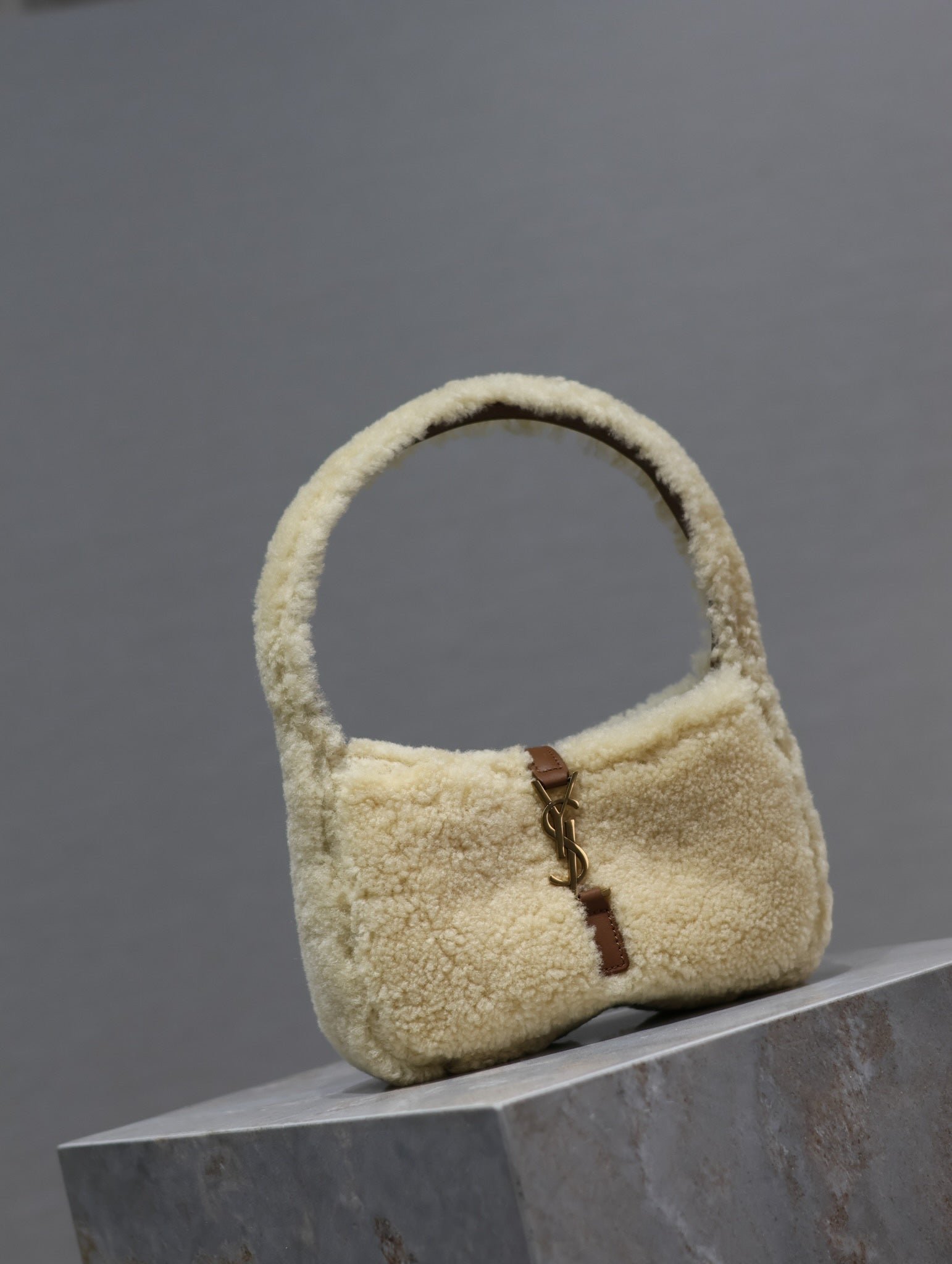 {Style No: KOL6MAA5} LE 5 À 7 MINI BAG 19 IN CREAM SHEARLING AND BROWN CALFSKIN TRIM - Image 3