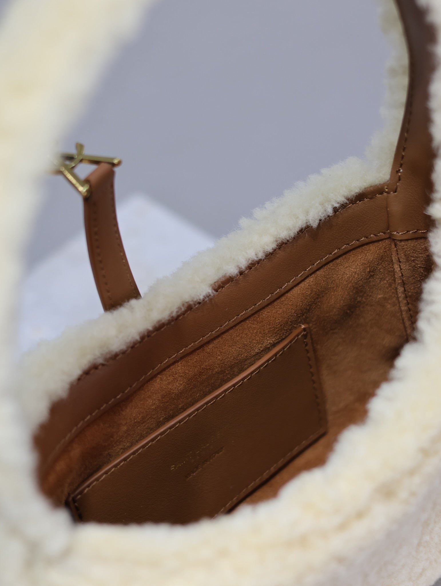 {Style No: KOL6MAA5} LE 5 À 7 MINI BAG 19 IN CREAM SHEARLING AND BROWN CALFSKIN TRIM - Image 6