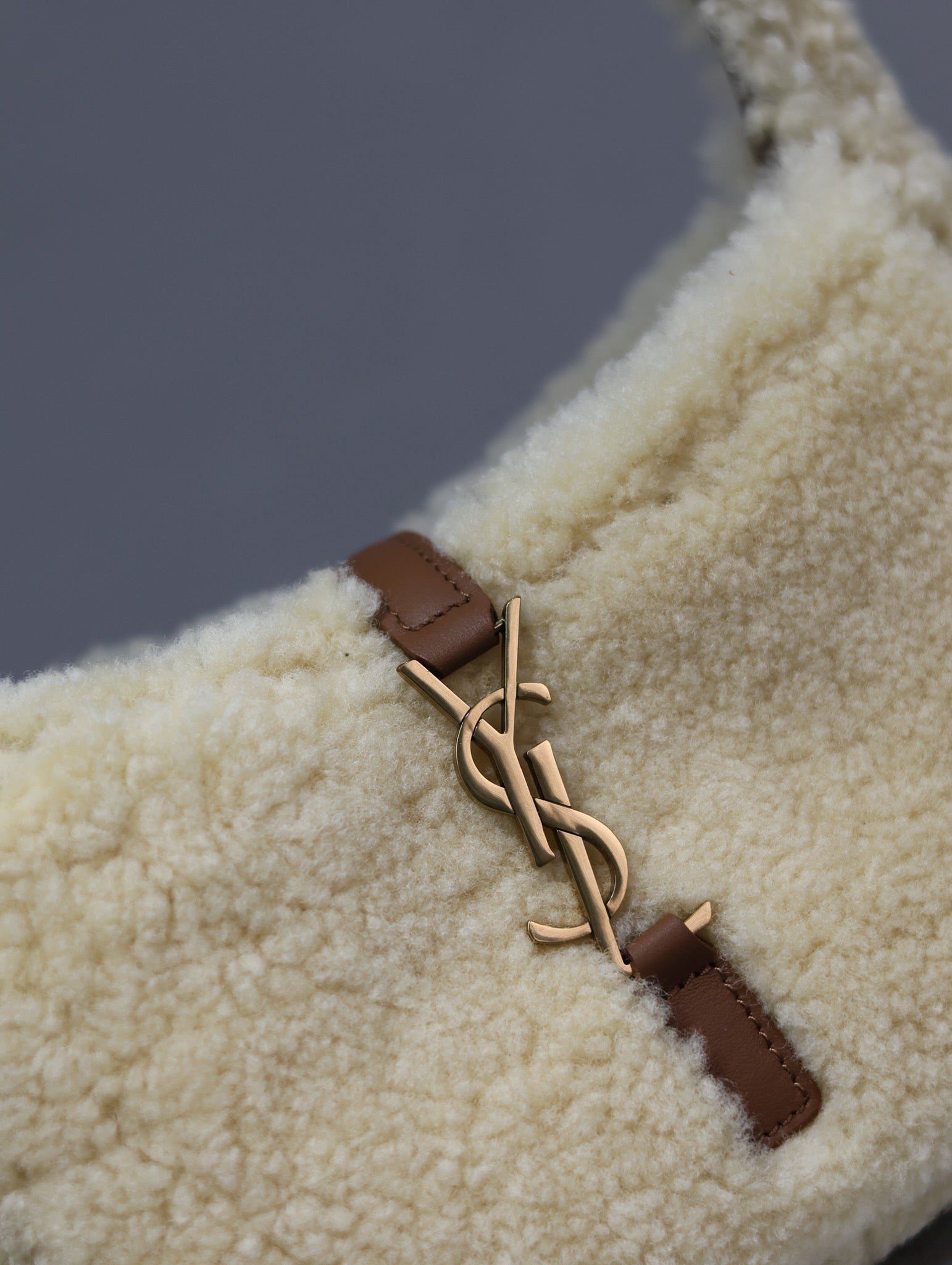 {Style No: KOL6MAA5} LE 5 À 7 MINI BAG 19 IN CREAM SHEARLING AND BROWN CALFSKIN TRIM - Image 7