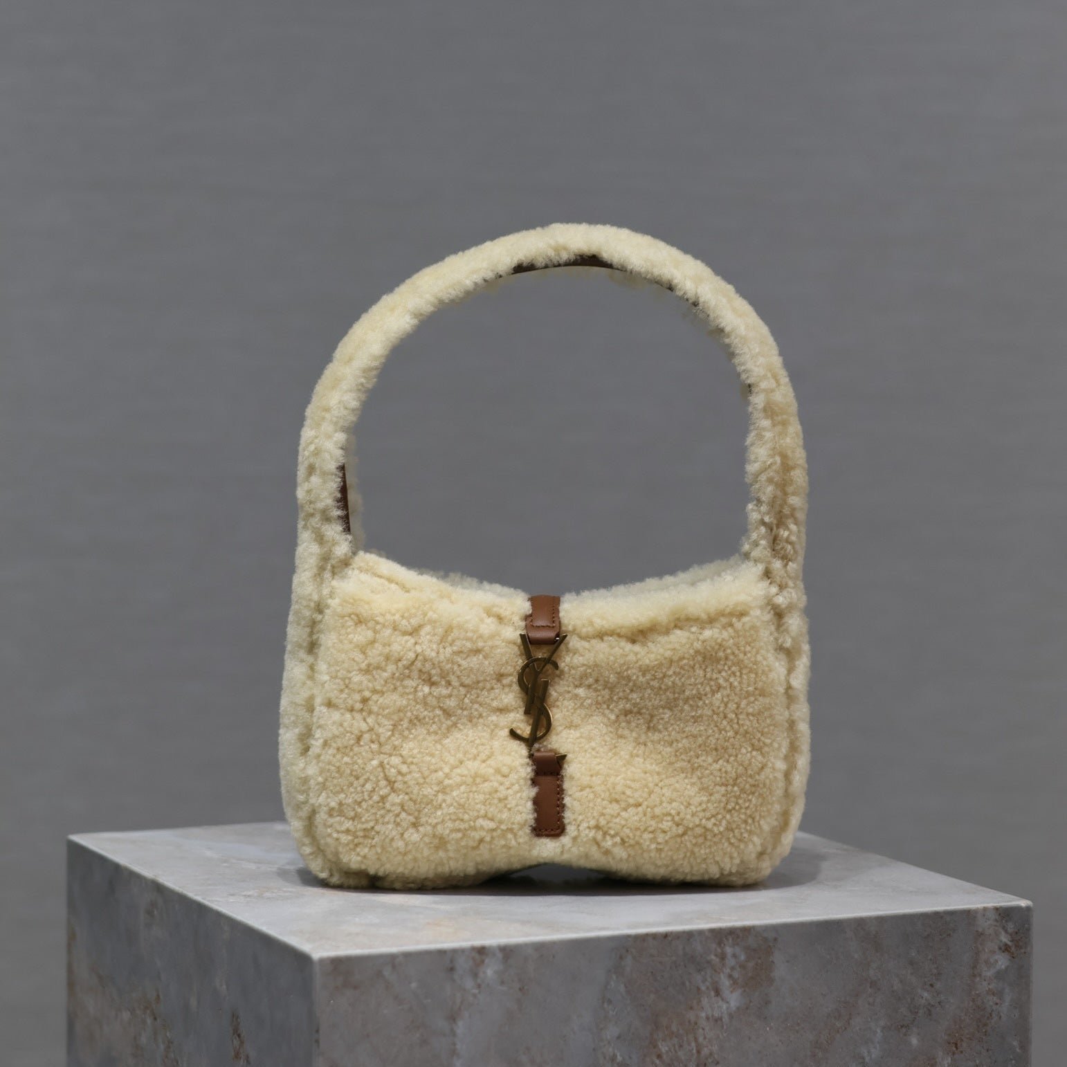 {Style No: KOL6MAA5} LE 5 À 7 MINI BAG 19 IN CREAM SHEARLING AND BROWN CALFSKIN TRIM