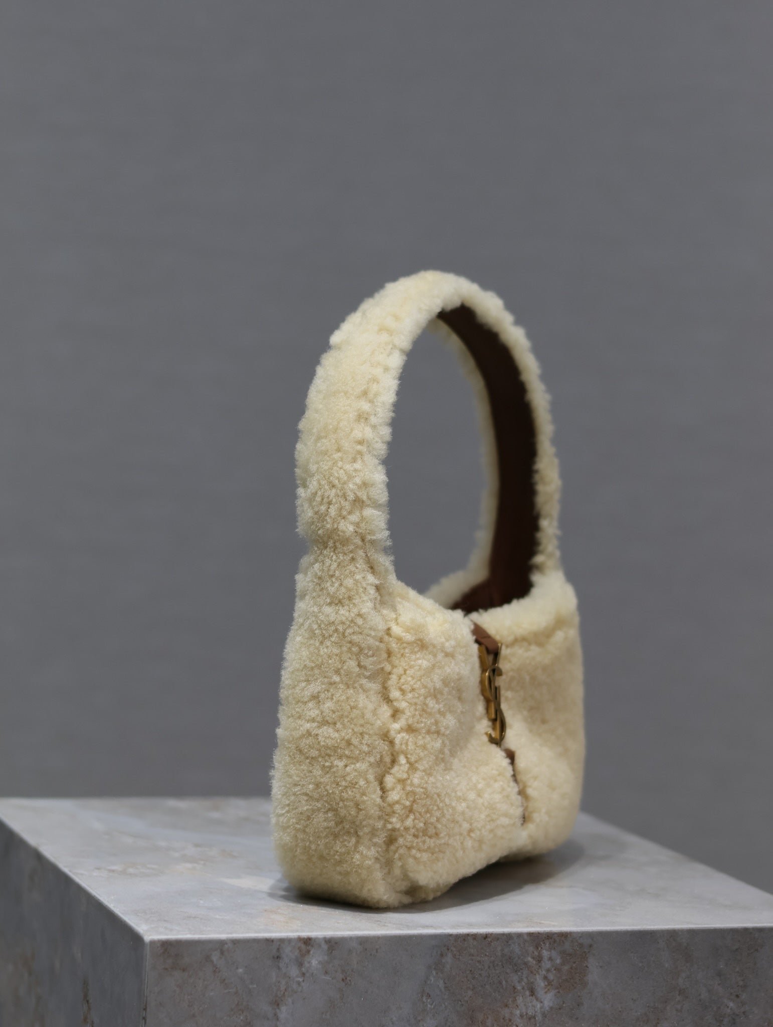{Style No: KOL6MAA5} LE 5 À 7 MINI BAG 19 IN CREAM SHEARLING AND BROWN CALFSKIN TRIM - Image 8
