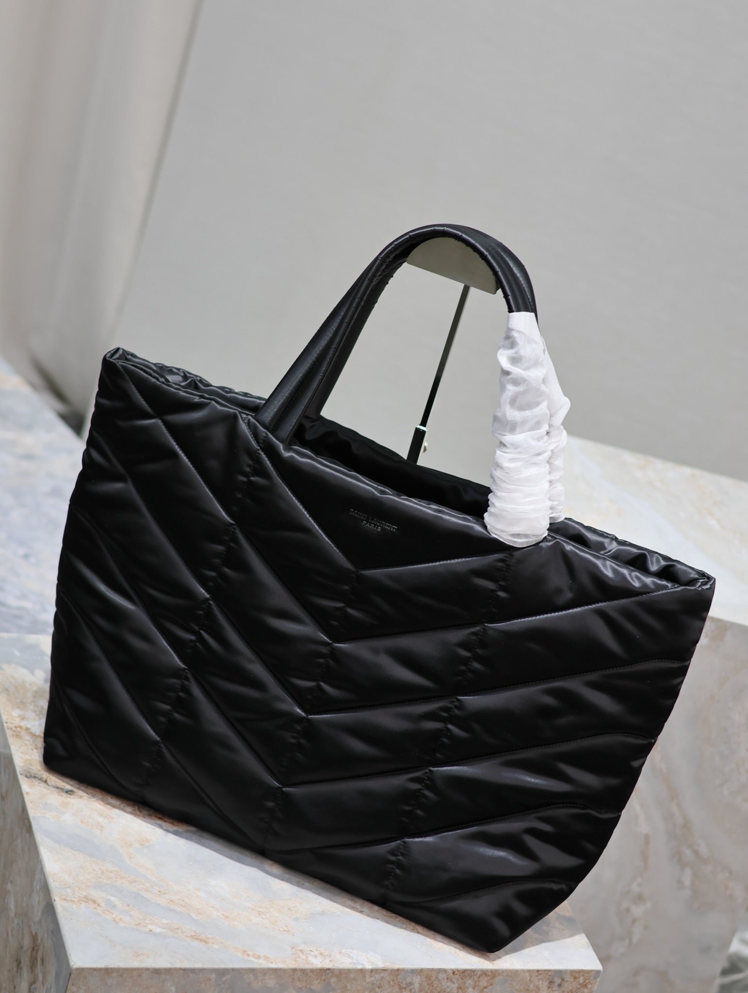 {Style No: 56M2LNOO} PUFFER LARGE TOTE BAG 57 IN BLACK SILK - Image 3
