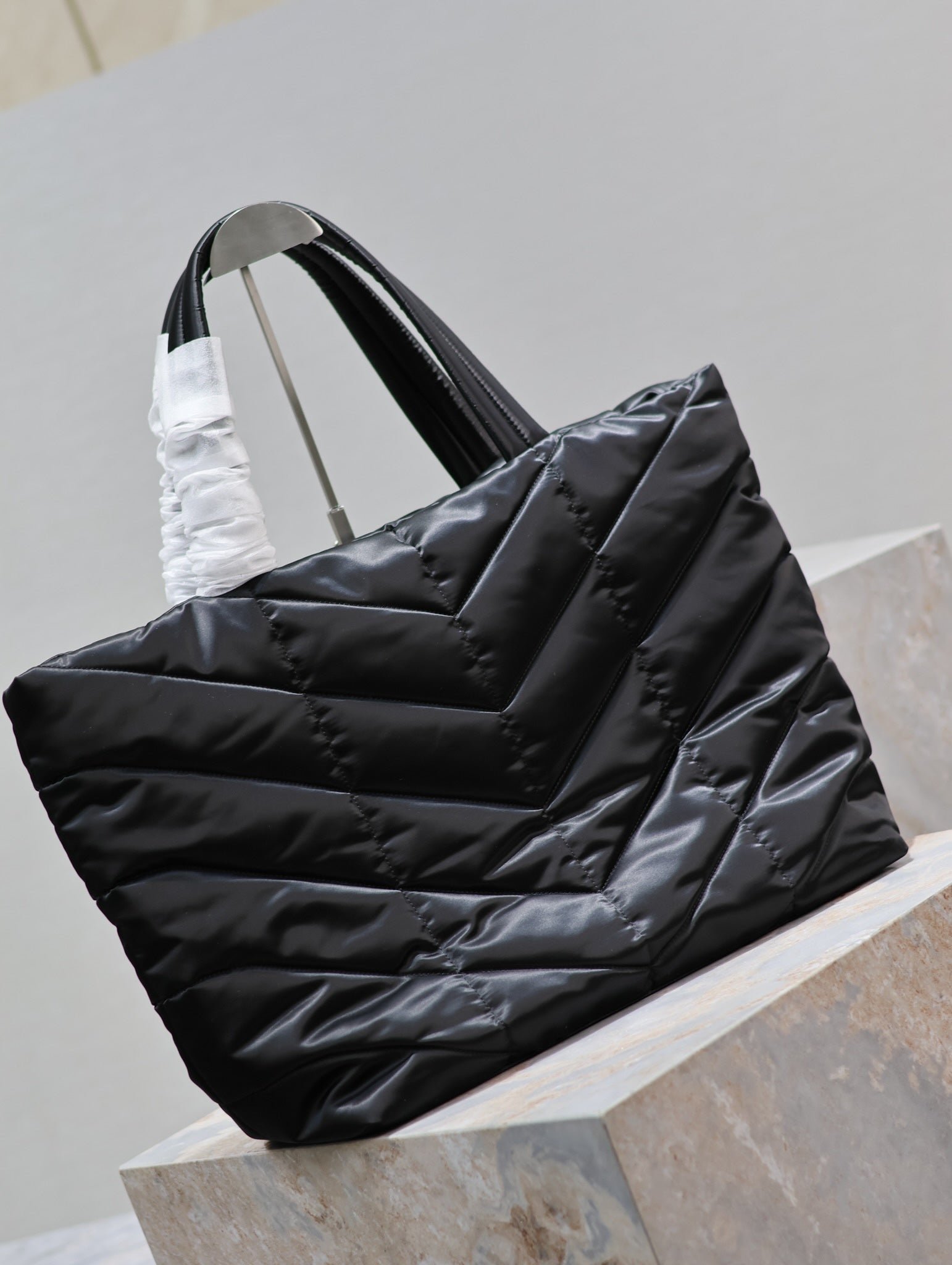 {Style No: 56M2LNOO} PUFFER LARGE TOTE BAG 57 IN BLACK SILK - Image 5