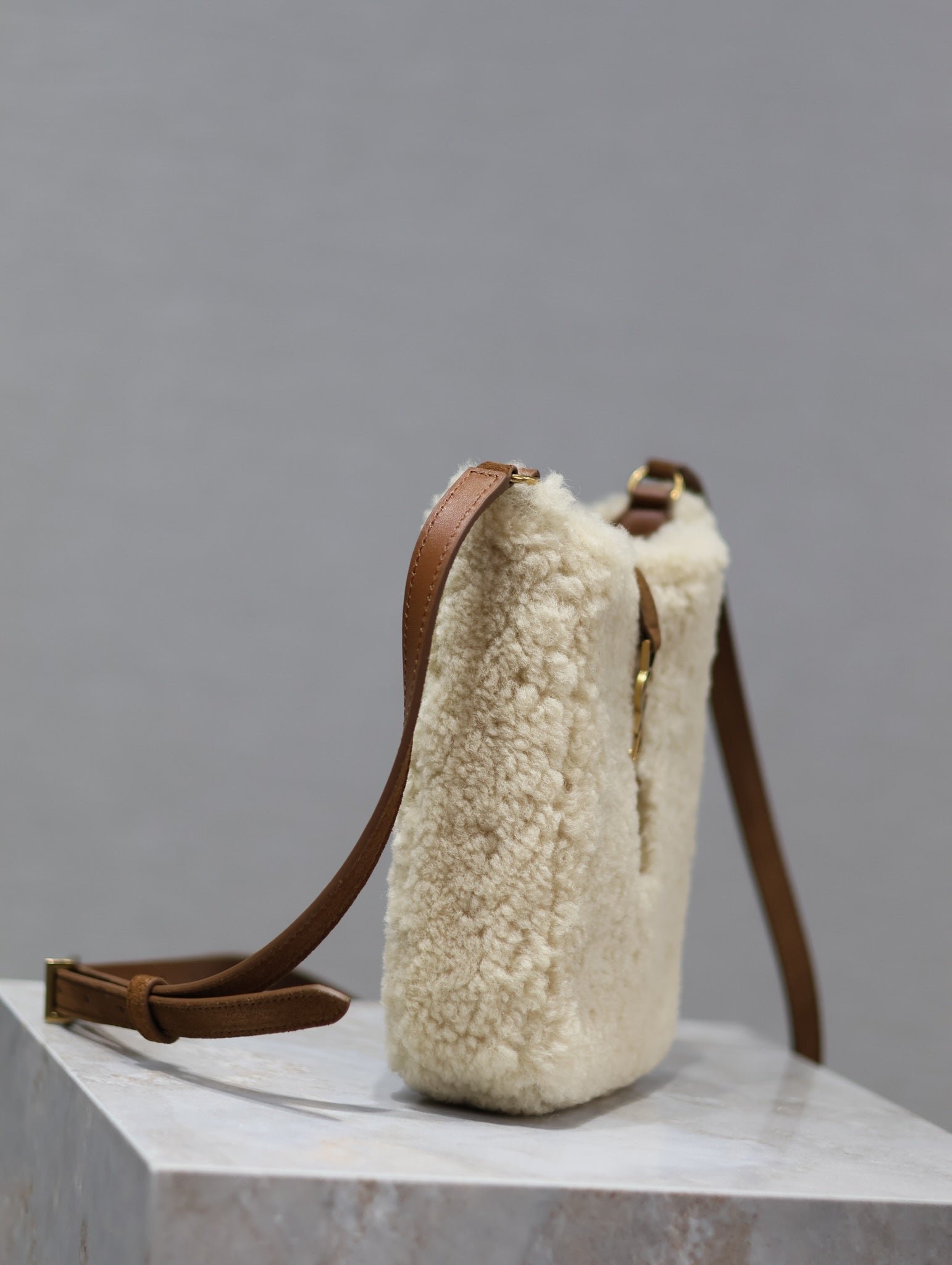 {Style No: 4GADJKSE} LE 5 À 7 HOBO BAG 18 IN CREAM SHEARLING AND BROWN SUEDE TRIM - Image 2