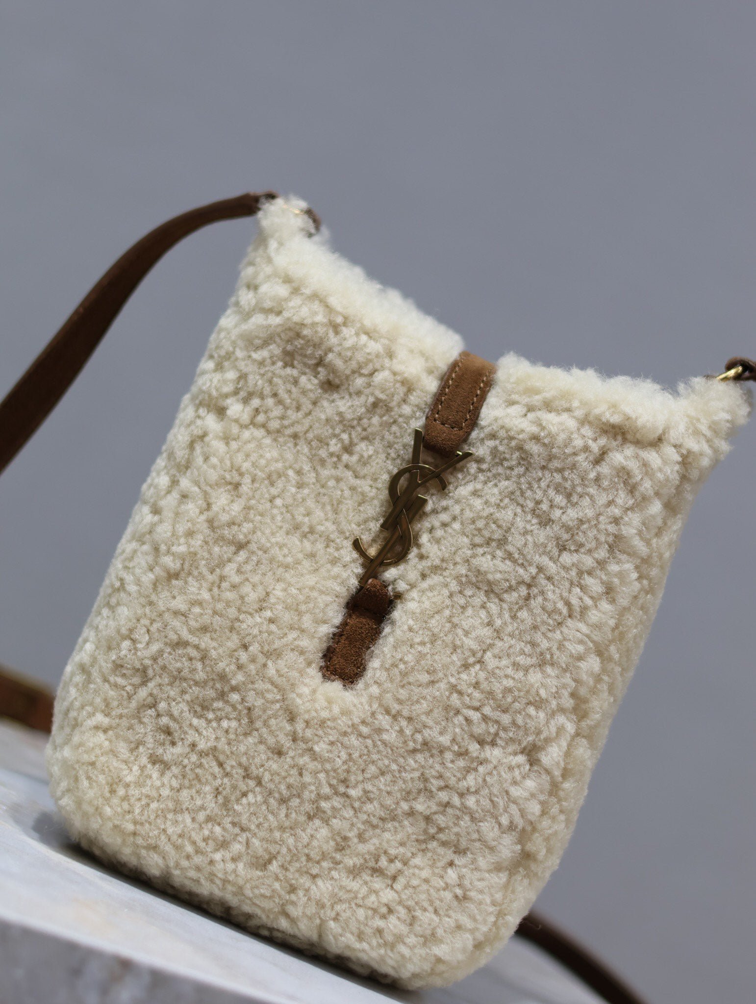 {Style No: 4GADJKSE} LE 5 À 7 HOBO BAG 18 IN CREAM SHEARLING AND BROWN SUEDE TRIM - Image 3
