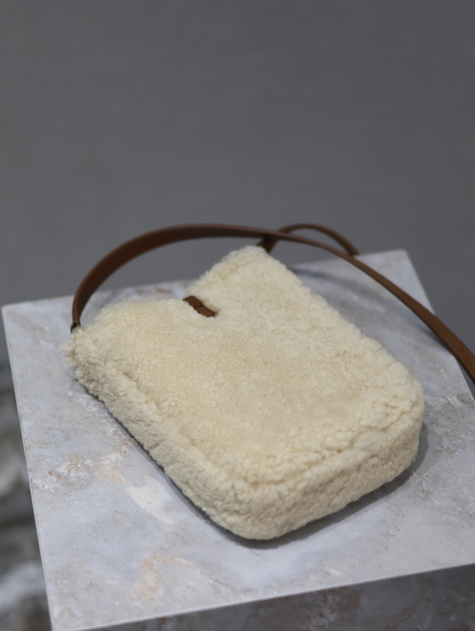 {Style No: 4GADJKSE} LE 5 À 7 HOBO BAG 18 IN CREAM SHEARLING AND BROWN SUEDE TRIM - Image 4