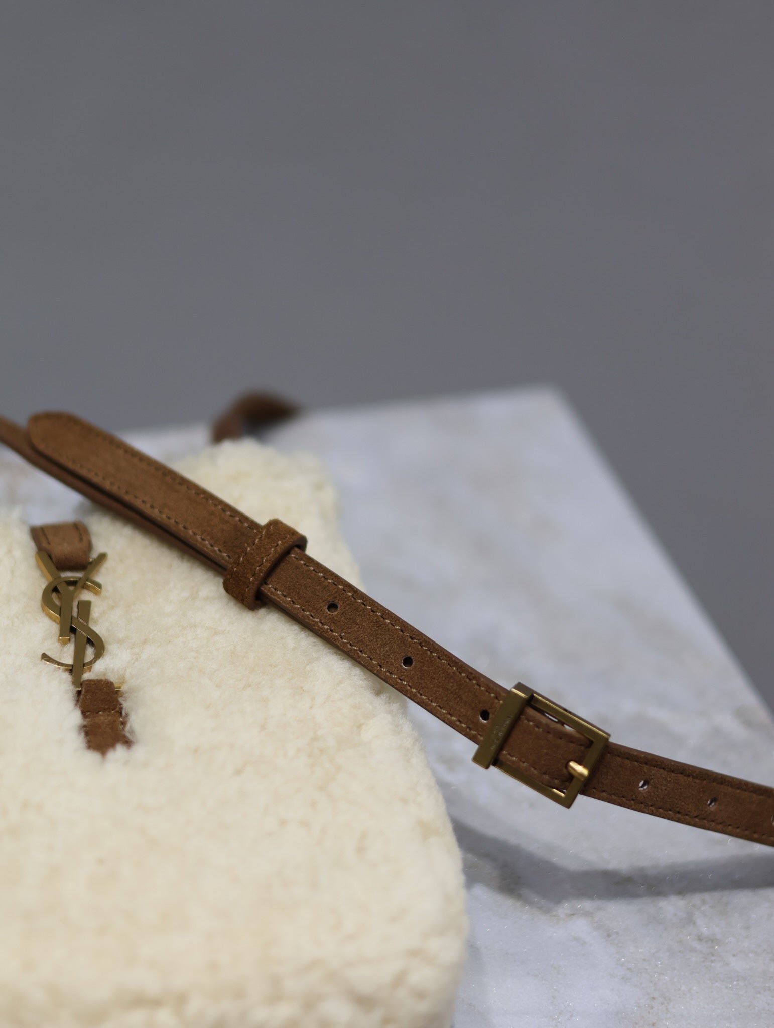 {Style No: 4GADJKSE} LE 5 À 7 HOBO BAG 18 IN CREAM SHEARLING AND BROWN SUEDE TRIM - Image 5