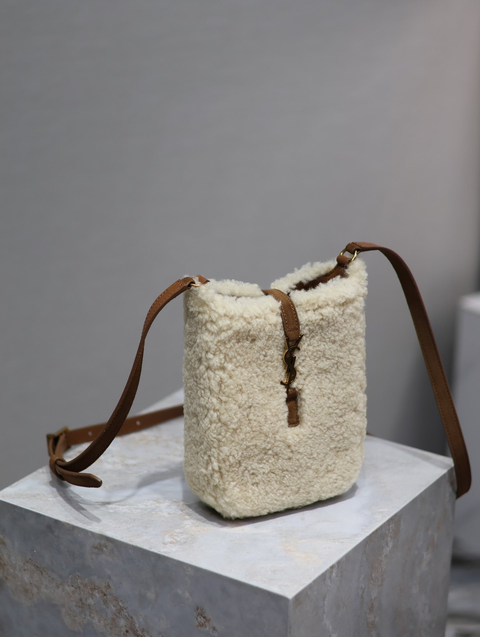 {Style No: 4GADJKSE} LE 5 À 7 HOBO BAG 18 IN CREAM SHEARLING AND BROWN SUEDE TRIM - Image 7