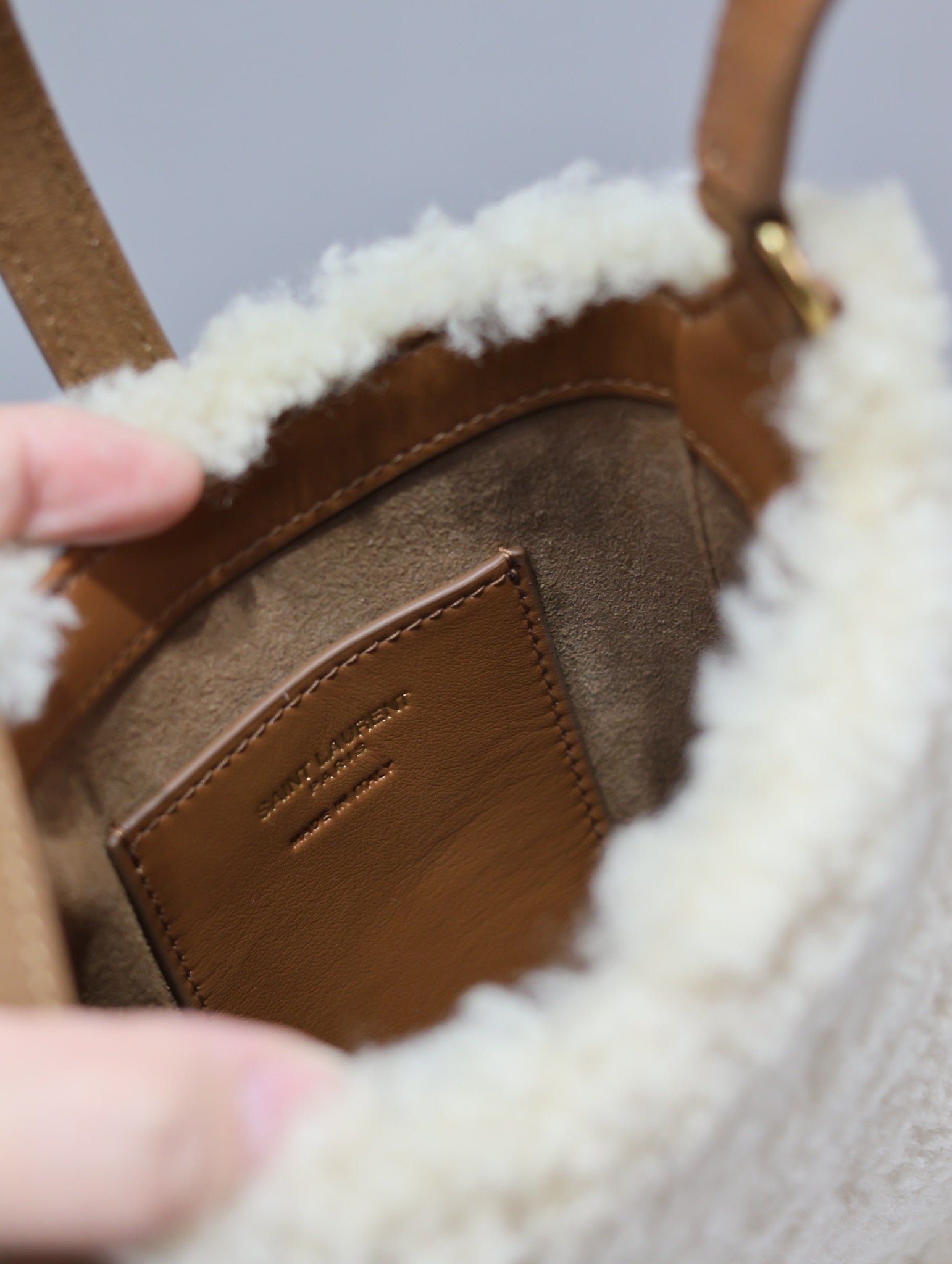 {Style No: 4GADJKSE} LE 5 À 7 HOBO BAG 18 IN CREAM SHEARLING AND BROWN SUEDE TRIM - Image 8