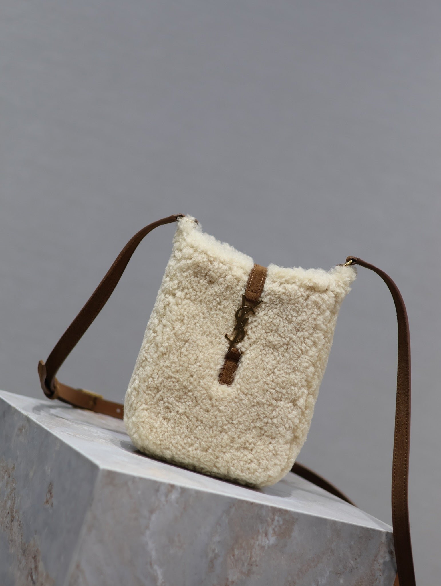 {Style No: 4GADJKSE} LE 5 À 7 HOBO BAG 18 IN CREAM SHEARLING AND BROWN SUEDE TRIM - Image 9