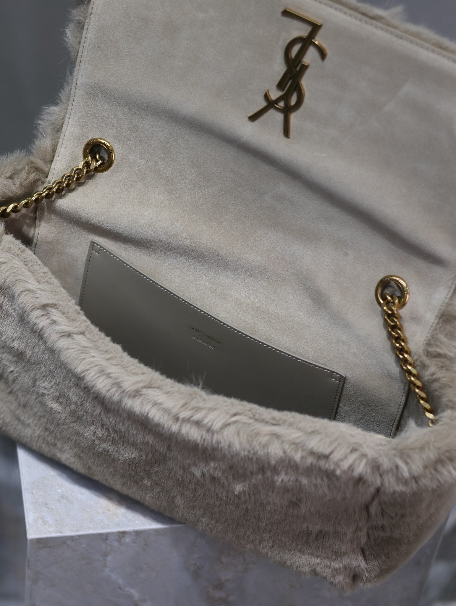 {Style No: Q9B7MH8I} KATE FLAP BAG 28 IN ECRU BEIGE RABBIT FUR GOLD CHAIN - Image 2
