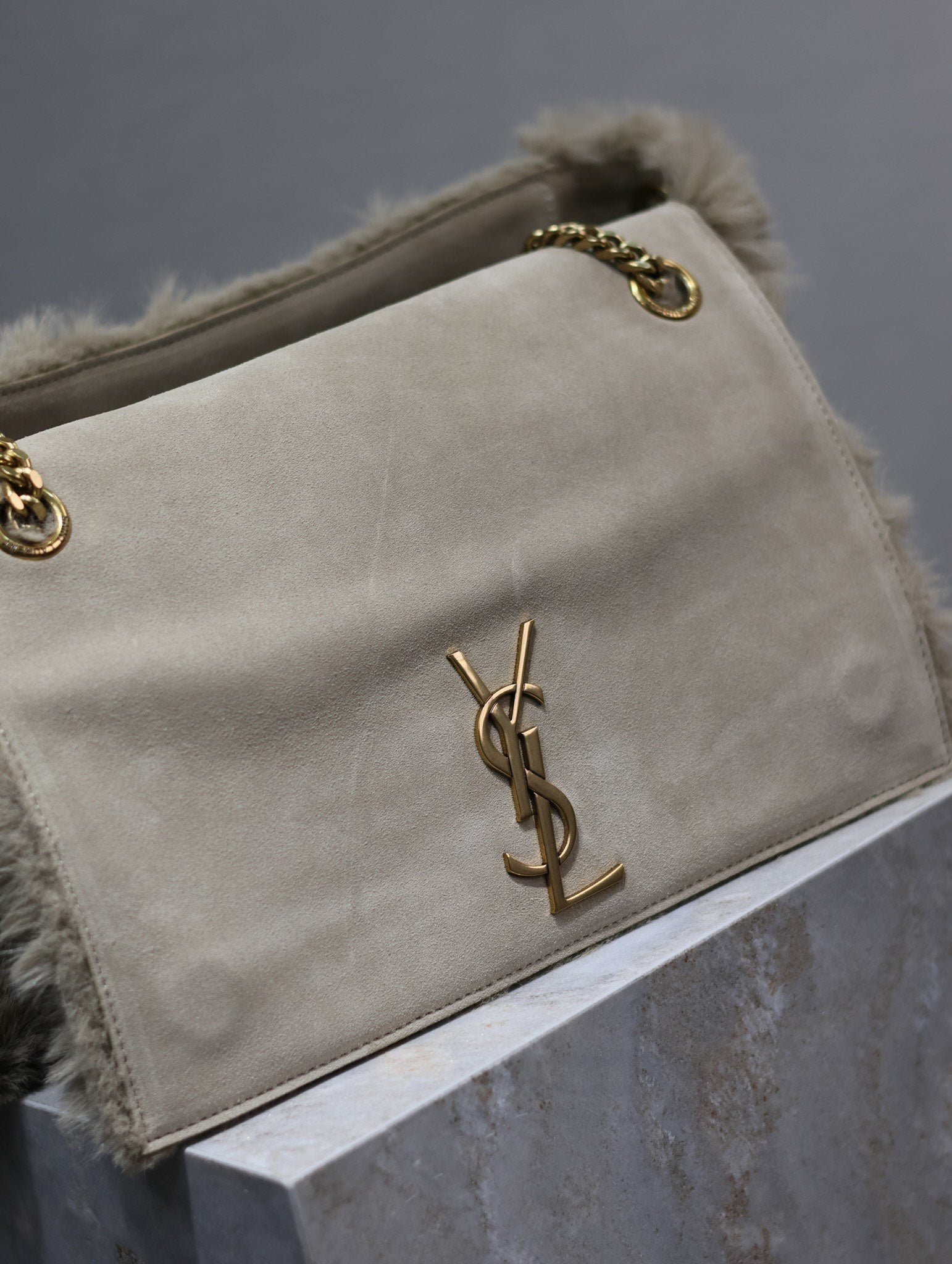 {Style No: Q9B7MH8I} KATE FLAP BAG 28 IN ECRU BEIGE RABBIT FUR GOLD CHAIN - Image 5
