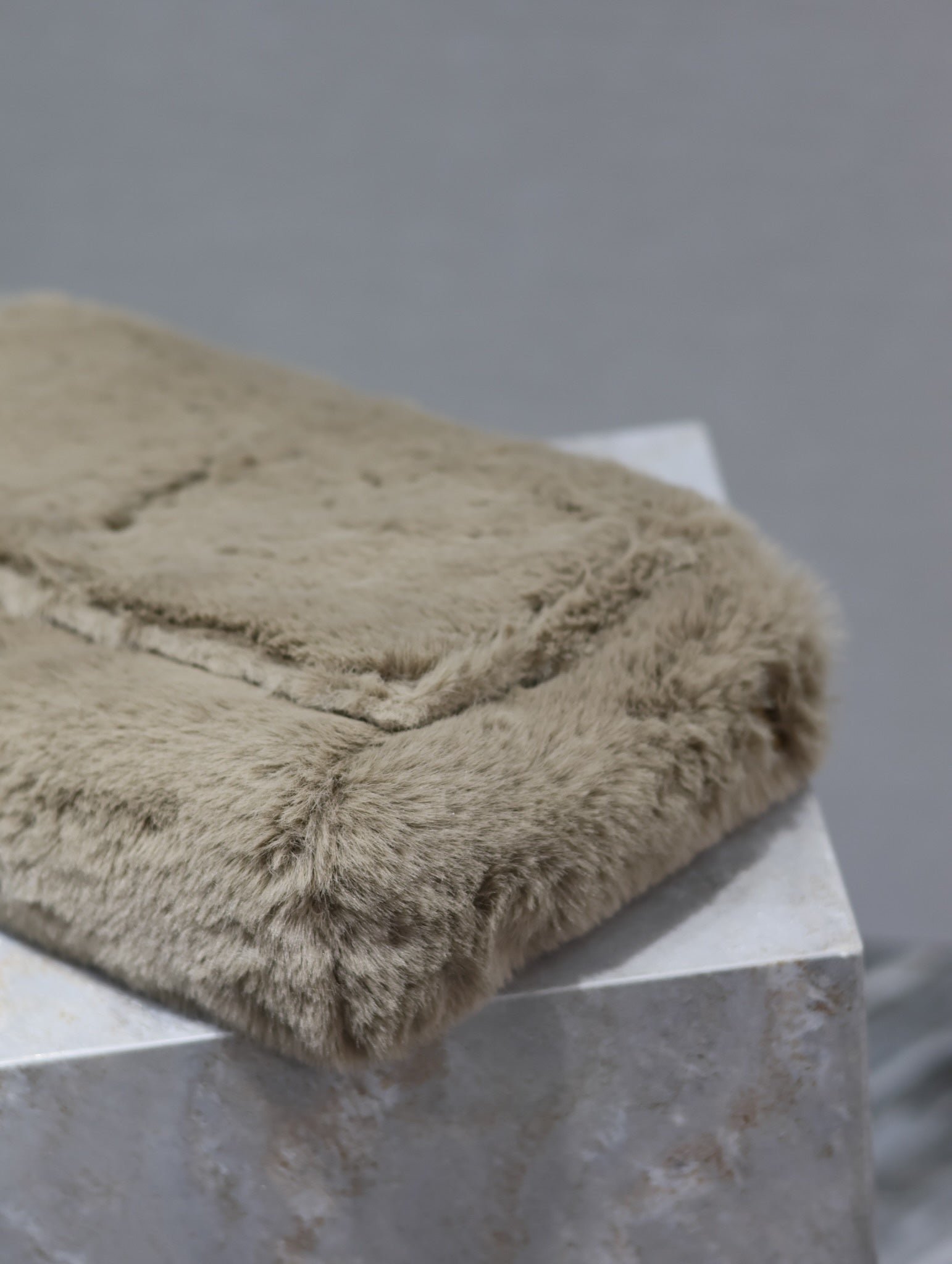 {Style No: Q9B7MH8I} KATE FLAP BAG 28 IN ECRU BEIGE RABBIT FUR GOLD CHAIN - Image 6