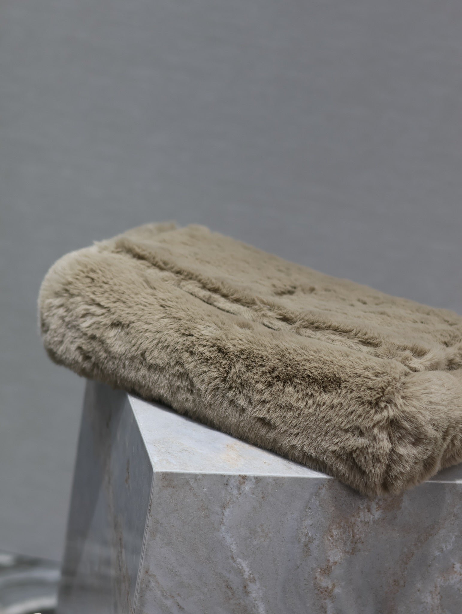 {Style No: Q9B7MH8I} KATE FLAP BAG 28 IN ECRU BEIGE RABBIT FUR GOLD CHAIN - Image 7
