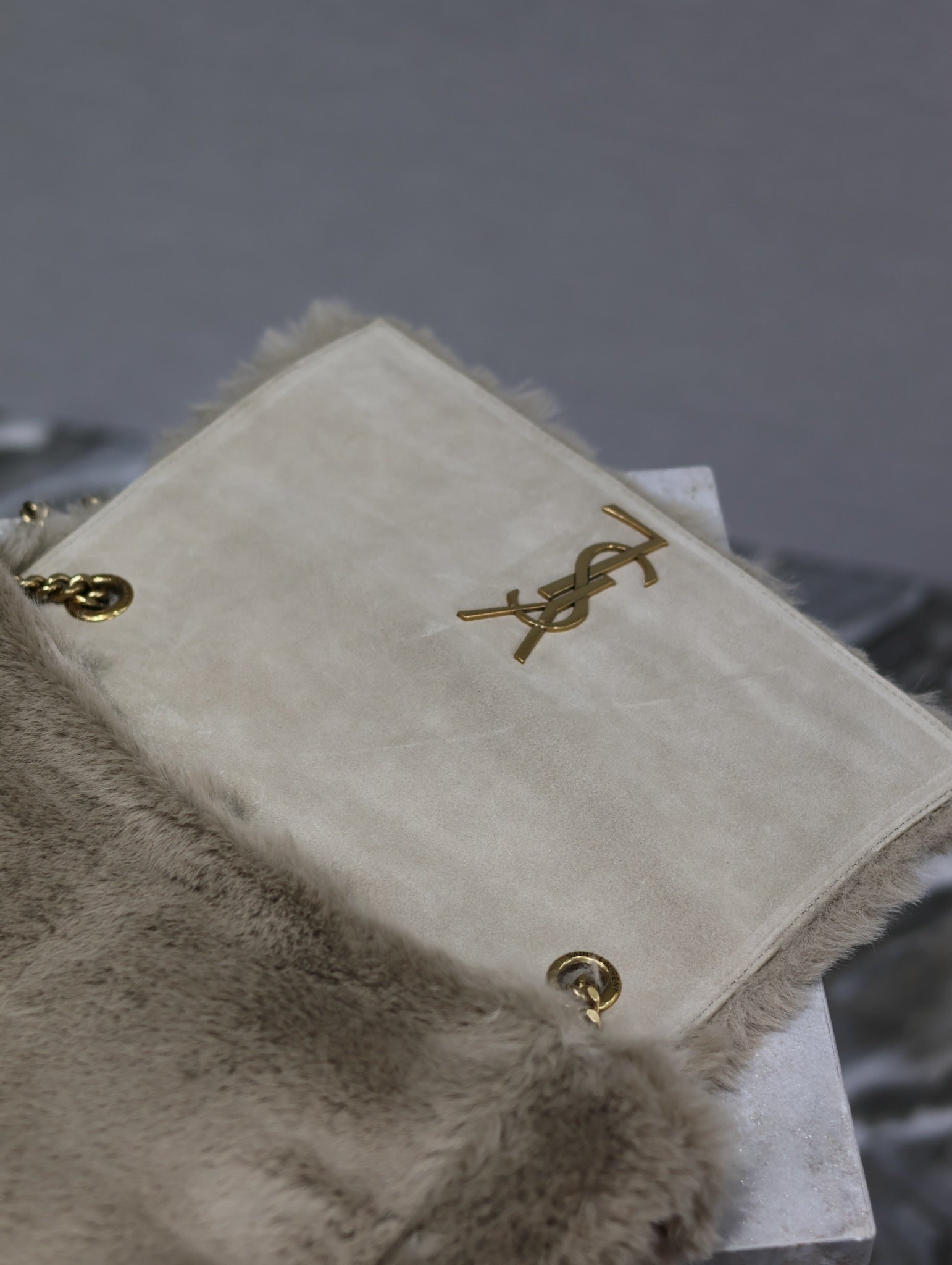 {Style No: Q9B7MH8I} KATE FLAP BAG 28 IN ECRU BEIGE RABBIT FUR GOLD CHAIN - Image 9