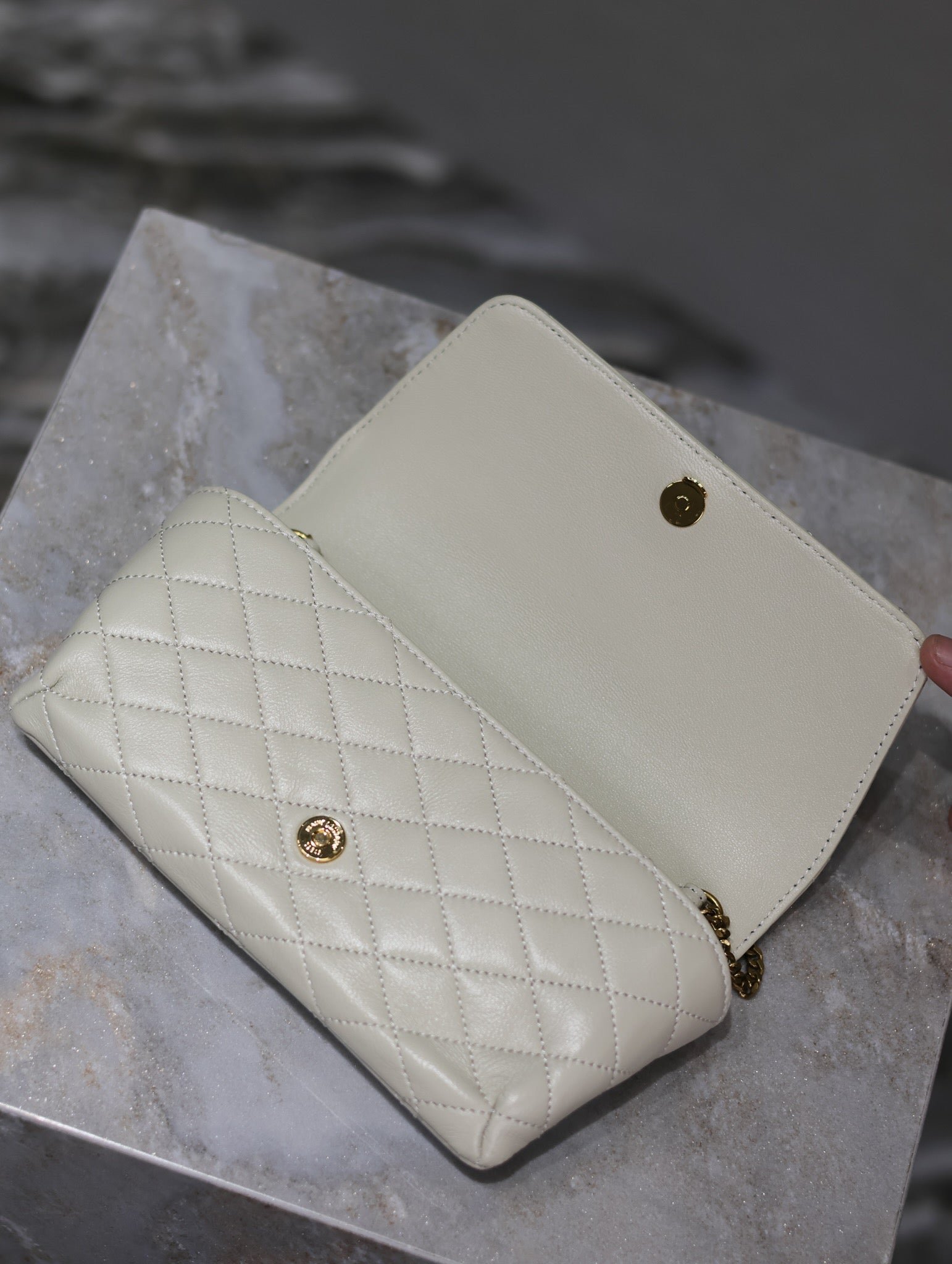 {Style No: 6BJVYA8J} YSL 25S SAINT LAURENT GABY 19 IN BLANC VINTAGE QUILTED CALFSKIN GOLD HARDWARE - Image 4