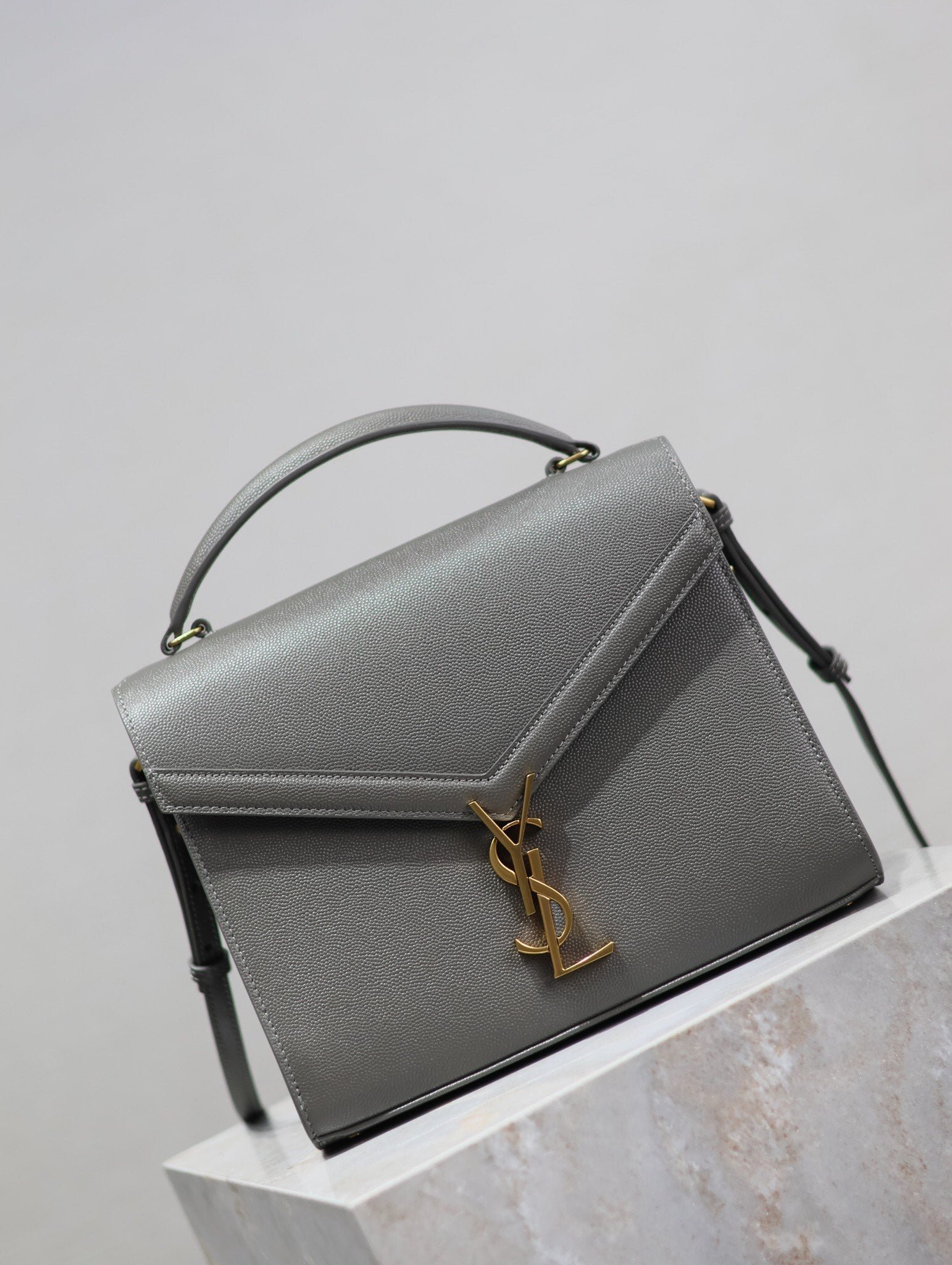 {Style No: GYQ1AC39} CASSANDRA TOP HANDLE BAG 24 IN GRAY CALFSKIN GOLD HARDWARE - Image 3