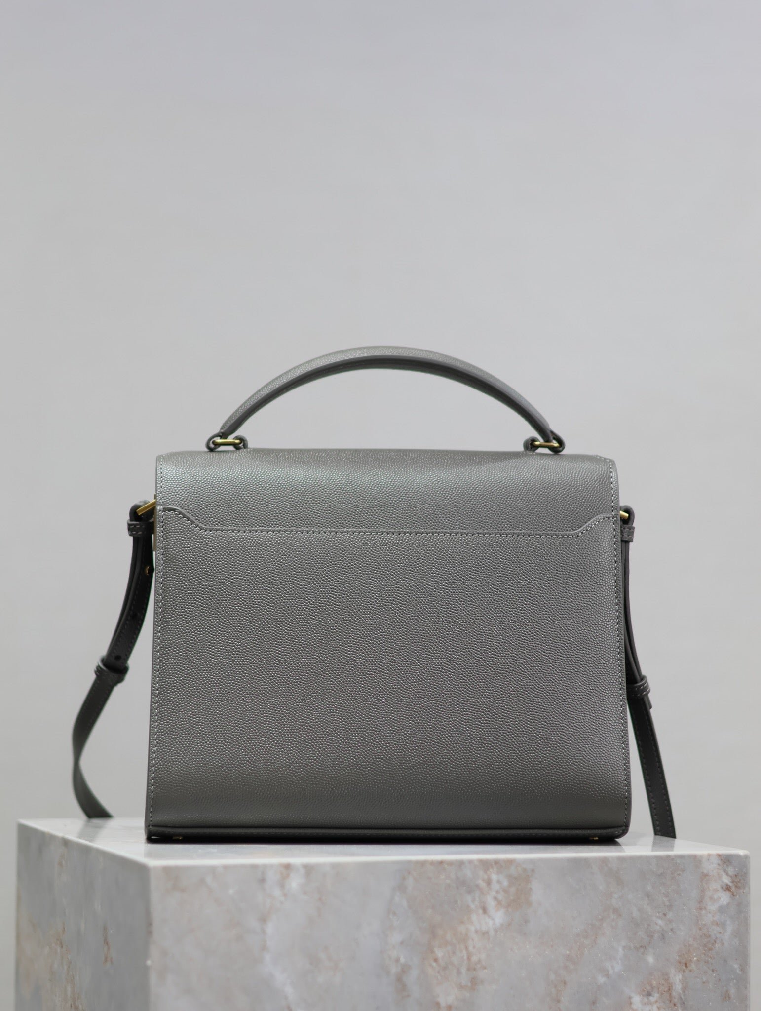 {Style No: GYQ1AC39} CASSANDRA TOP HANDLE BAG 24 IN GRAY CALFSKIN GOLD HARDWARE - Image 5