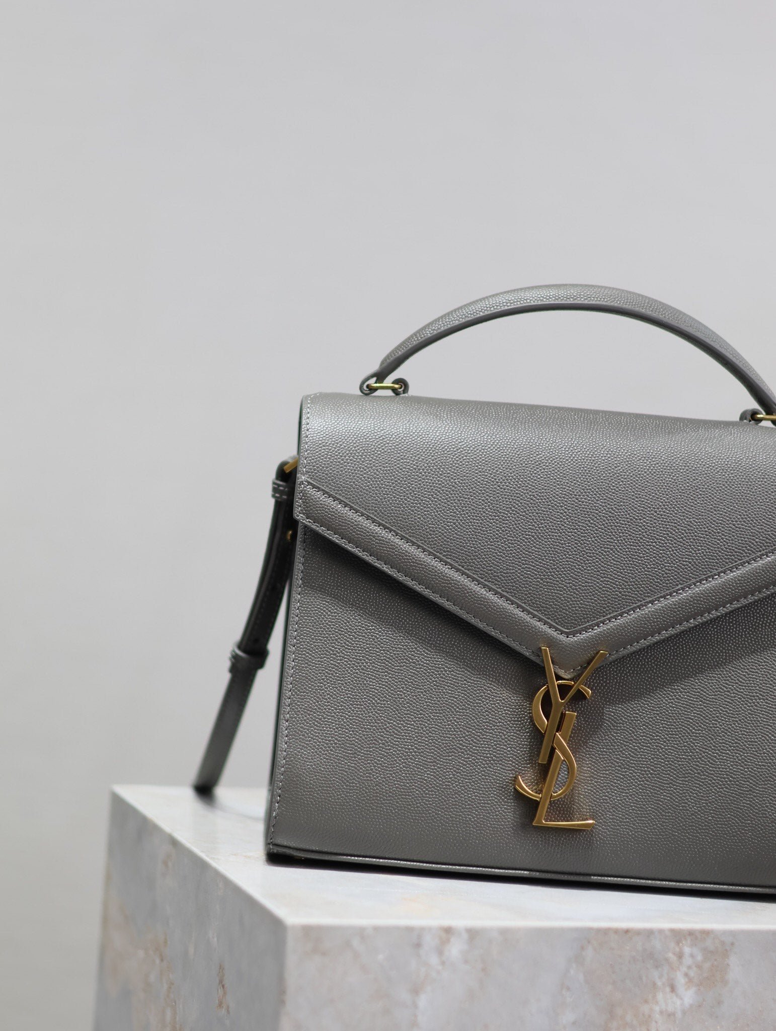 {Style No: GYQ1AC39} CASSANDRA TOP HANDLE BAG 24 IN GRAY CALFSKIN GOLD HARDWARE - Image 7