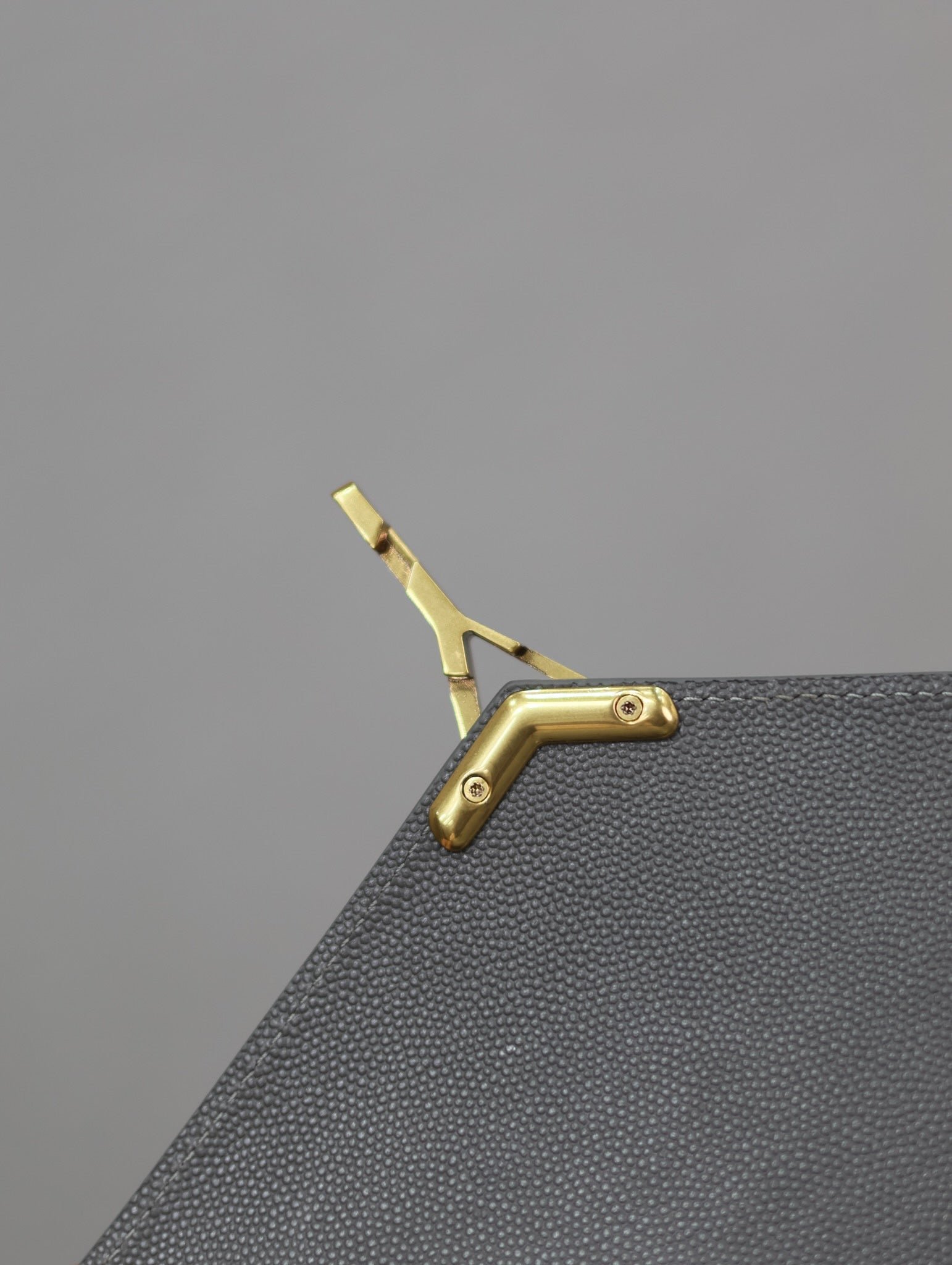 {Style No: GYQ1AC39} CASSANDRA TOP HANDLE BAG 24 IN GRAY CALFSKIN GOLD HARDWARE - Image 8