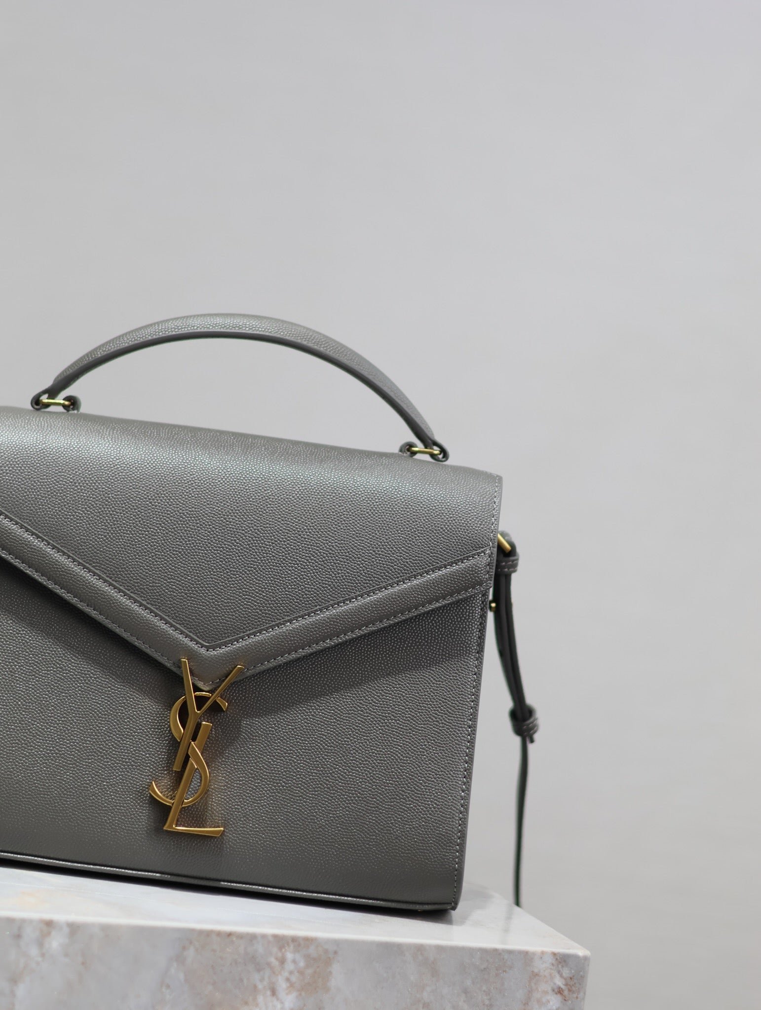 {Style No: GYQ1AC39} CASSANDRA TOP HANDLE BAG 24 IN GRAY CALFSKIN GOLD HARDWARE - Image 9