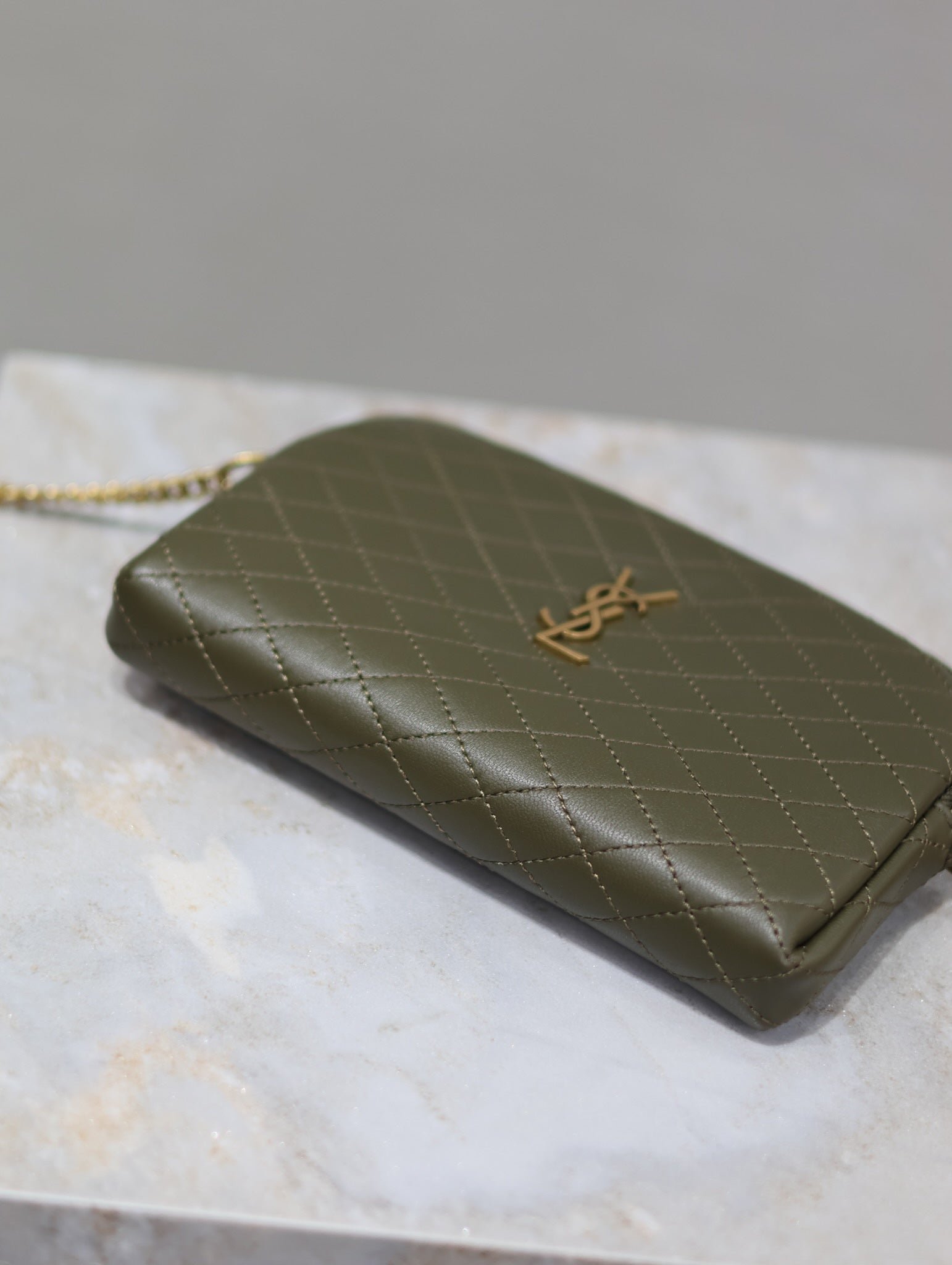 {Style No: BWOMNQEX} GABY ZIPPED POUCH 19 IN UNIFORM GREEN QUILTED LAMBSKIN GOLD HARDWARE - Image 4