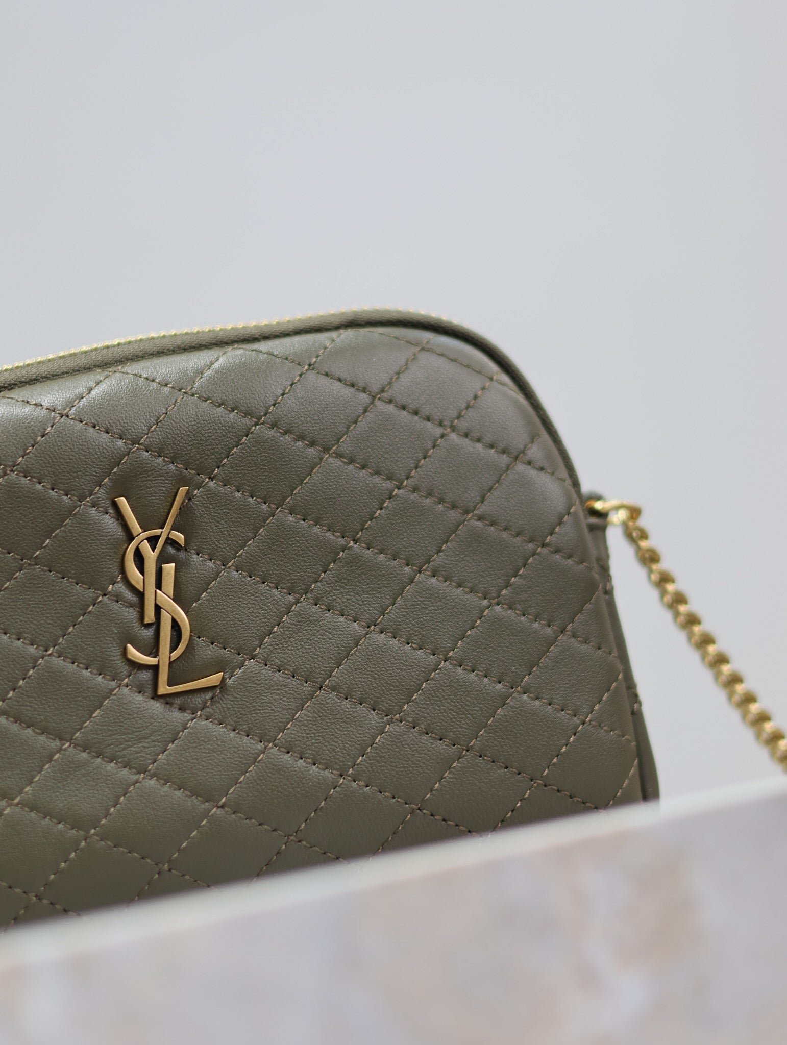 {Style No: BWOMNQEX} GABY ZIPPED POUCH 19 IN UNIFORM GREEN QUILTED LAMBSKIN GOLD HARDWARE - Image 2