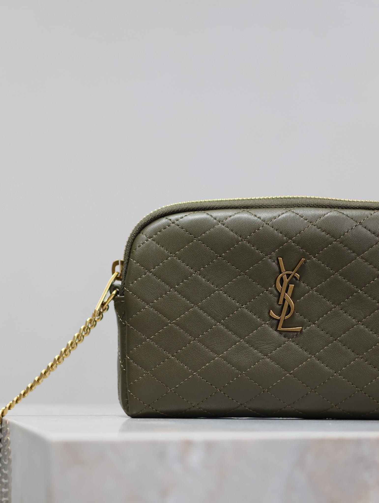 {Style No: BWOMNQEX} GABY ZIPPED POUCH 19 IN UNIFORM GREEN QUILTED LAMBSKIN GOLD HARDWARE - Image 3
