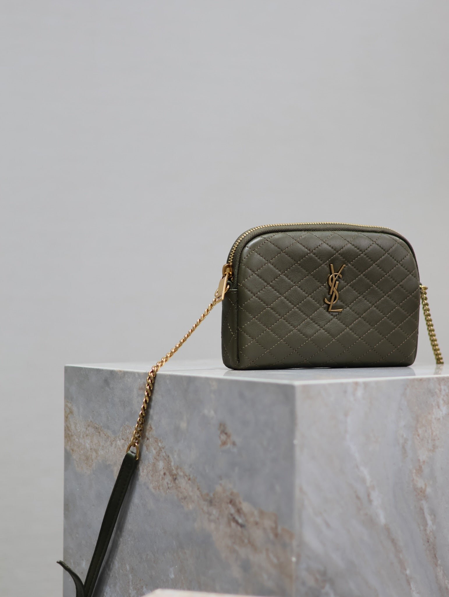{Style No: BWOMNQEX} GABY ZIPPED POUCH 19 IN UNIFORM GREEN QUILTED LAMBSKIN GOLD HARDWARE - Image 5