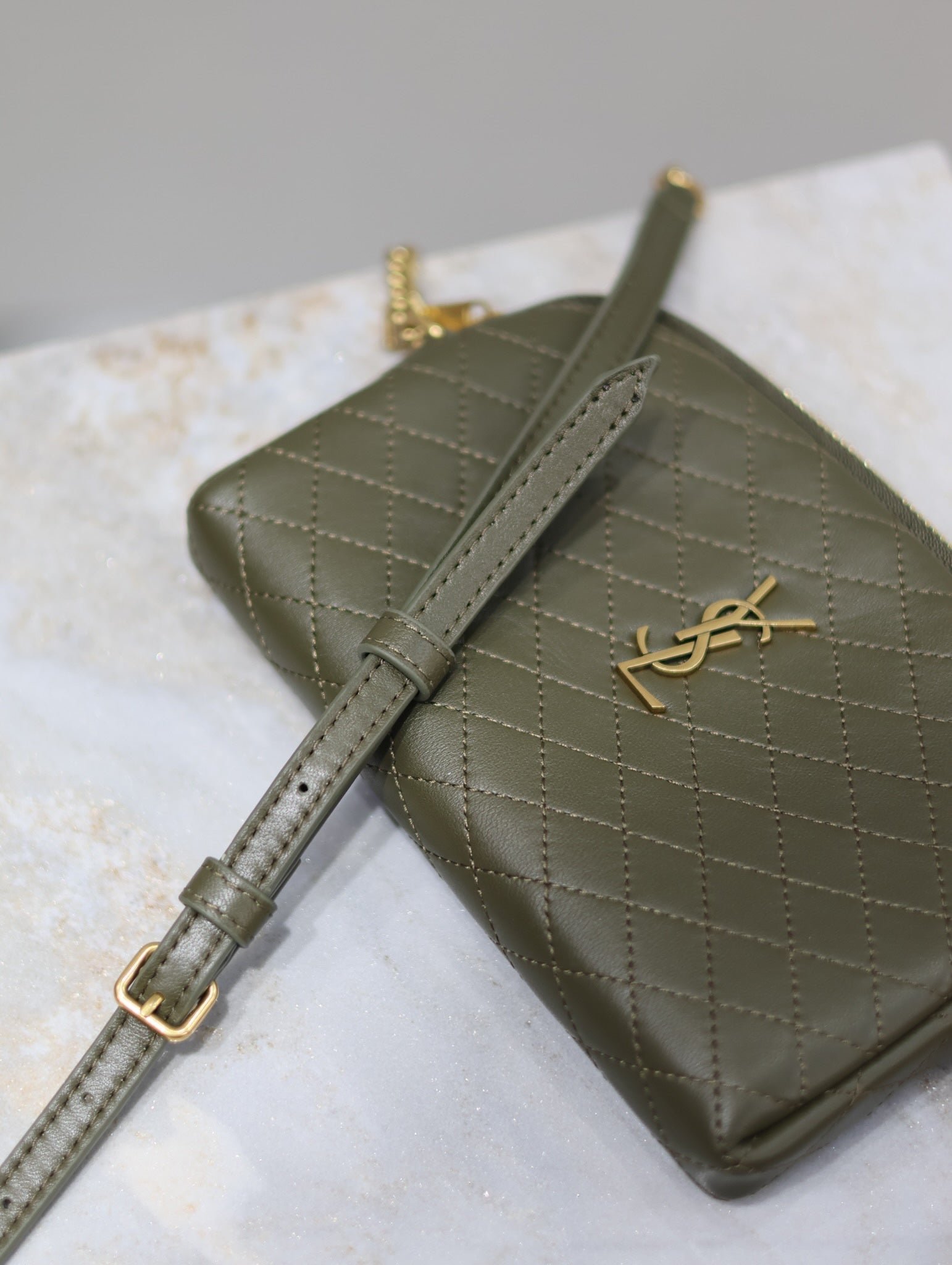 {Style No: BWOMNQEX} GABY ZIPPED POUCH 19 IN UNIFORM GREEN QUILTED LAMBSKIN GOLD HARDWARE - Image 9