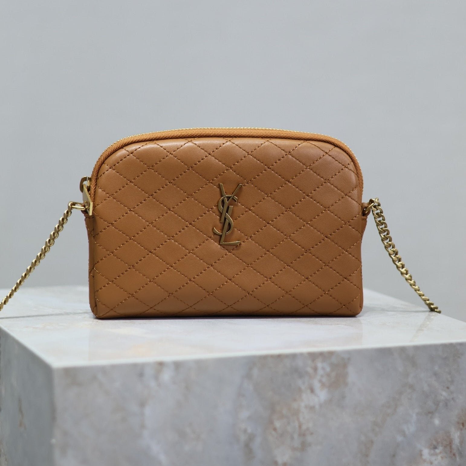 {Style No: V64993OZ} GABY ZIPPED POUCH 19 IN CARAMEL BROWN QUILTED LAMBSKIN GOLD HARDWARE