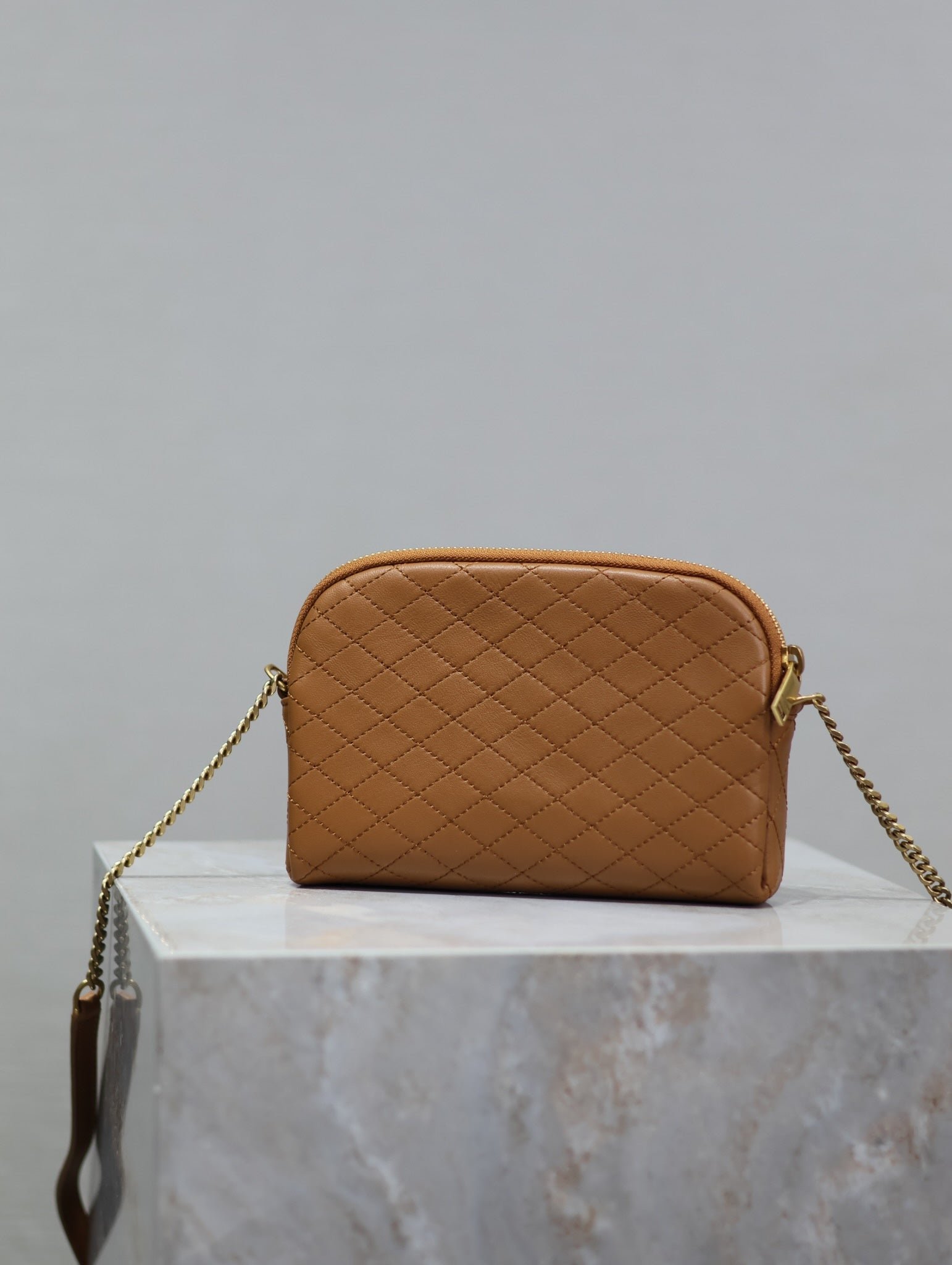 {Style No: V64993OZ} GABY ZIPPED POUCH 19 IN CARAMEL BROWN QUILTED LAMBSKIN GOLD HARDWARE - Image 5