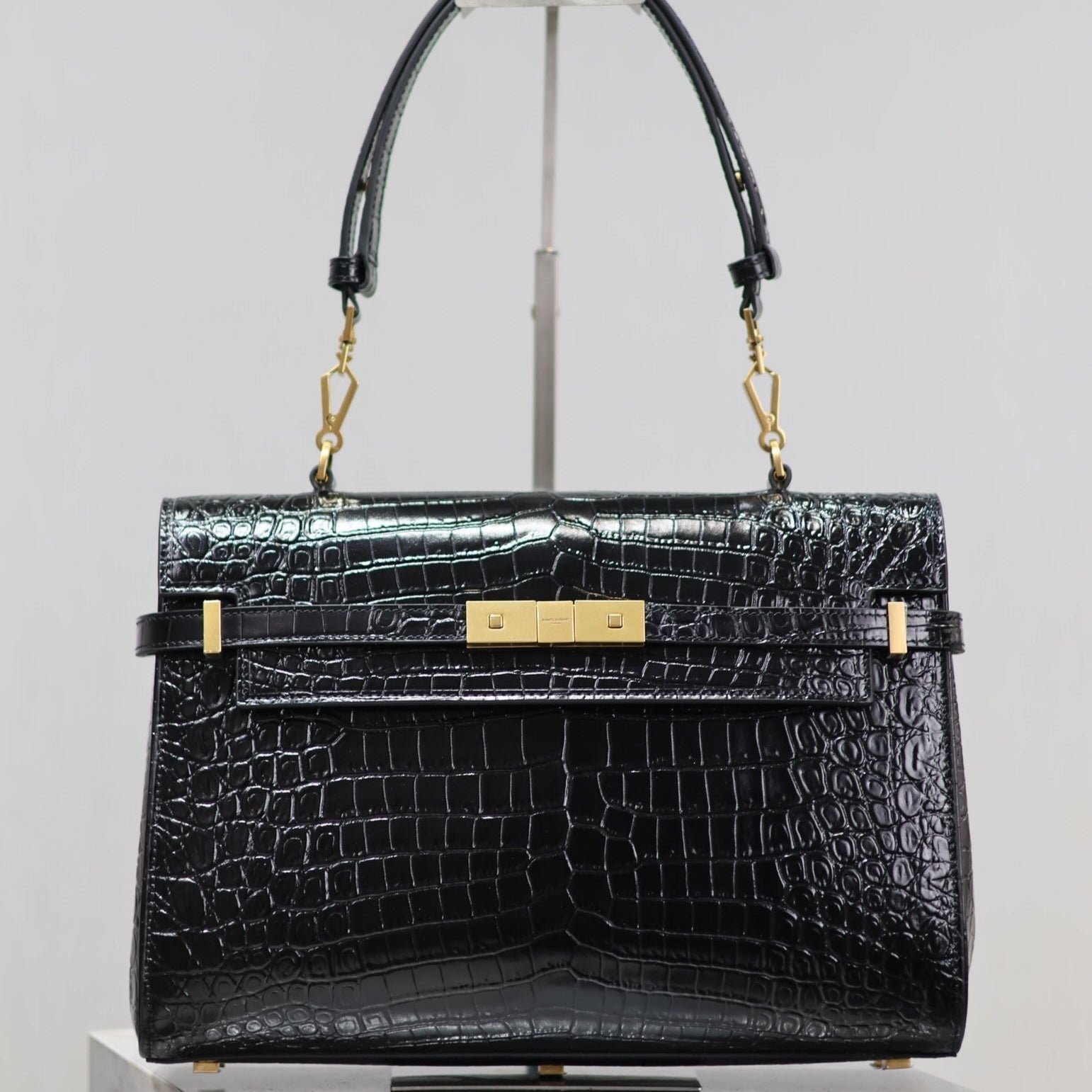 {Style No: IN3234NQ} MANHATTAN HANDBAG 32 IN BLACK CROCODILE-EMBOSSED CALFSKIN GOLD HARDWARE
